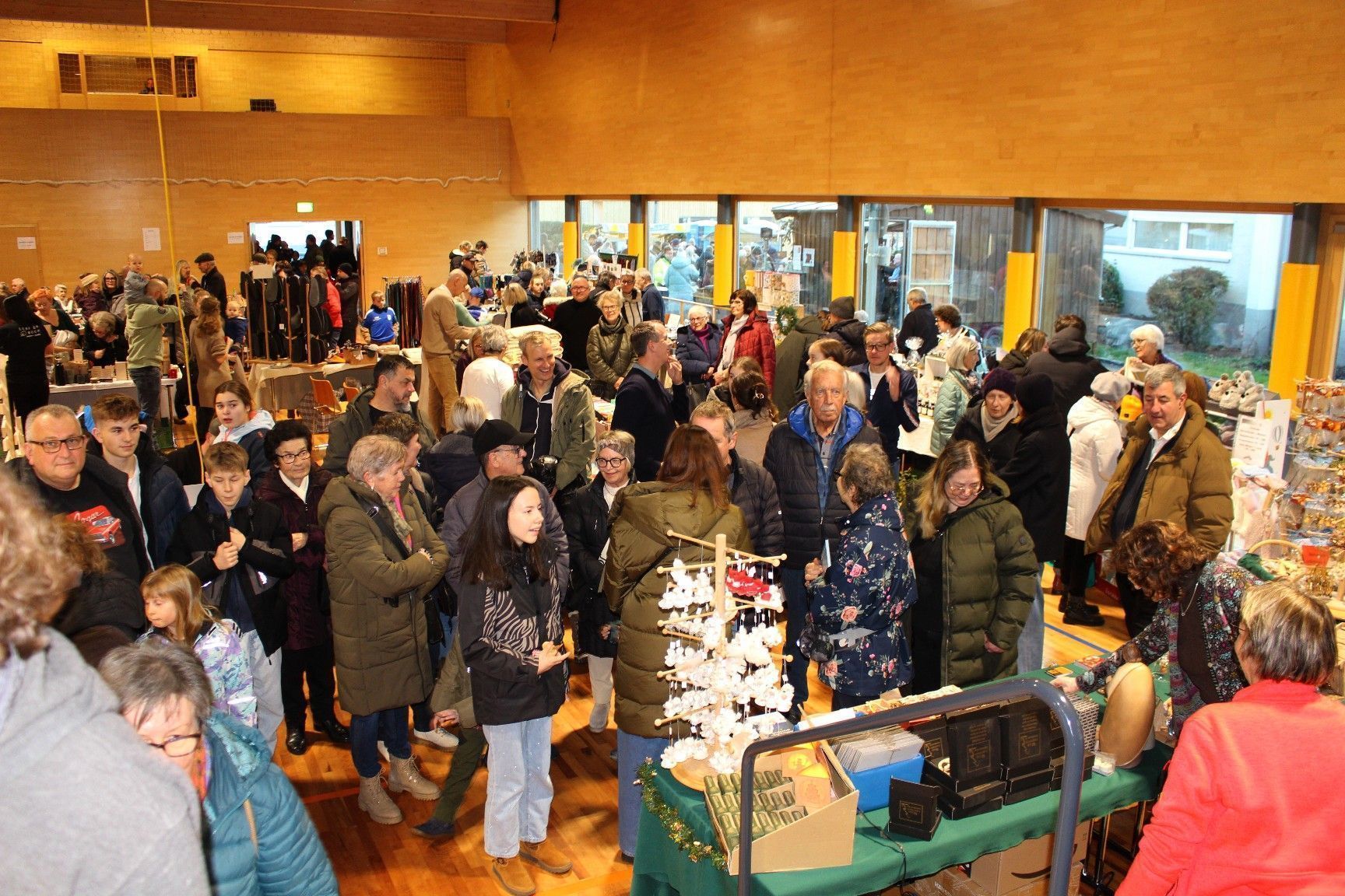 Volles Haus auch im hokus, wo neben Marktständen auch die Krippenausstellung und das gemütliche Märktle-Café zum Verweilen einluden.   