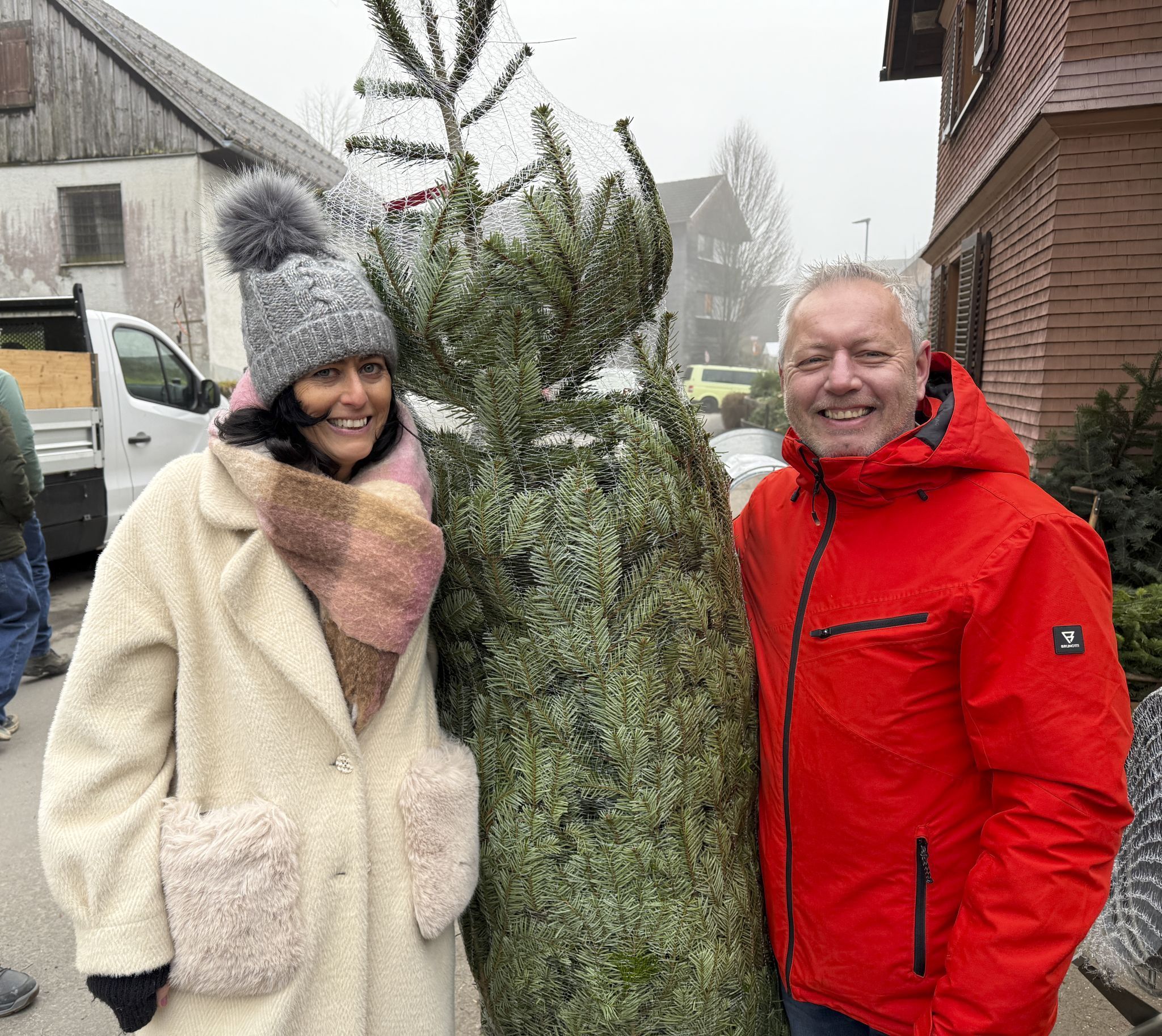 Bettina Prendergast und Gerd Endrich mit ihrem stolzen Baum