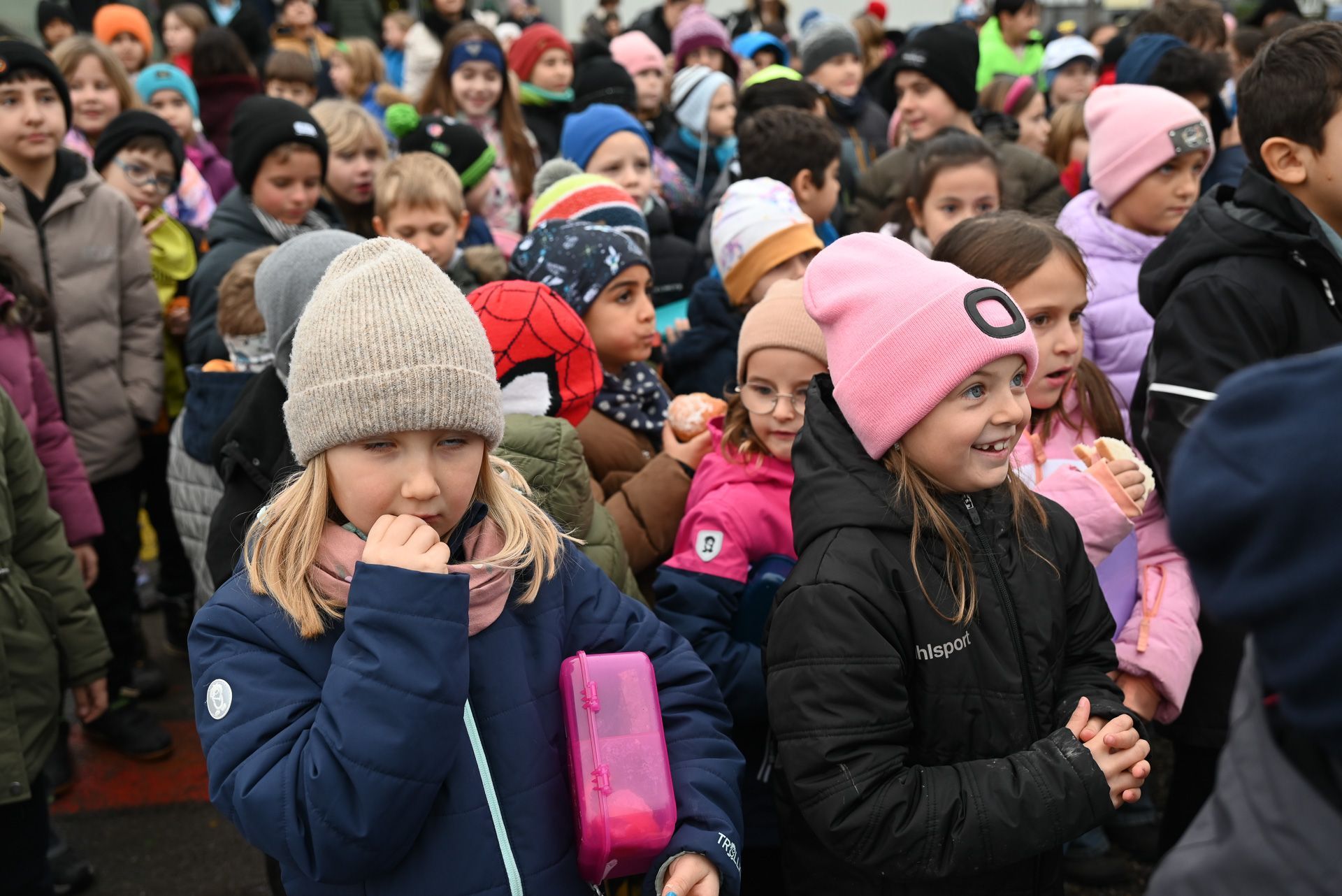 Gespannt beobachteten die Kinder das Treiben bei ihnen auf dem Schulhof.