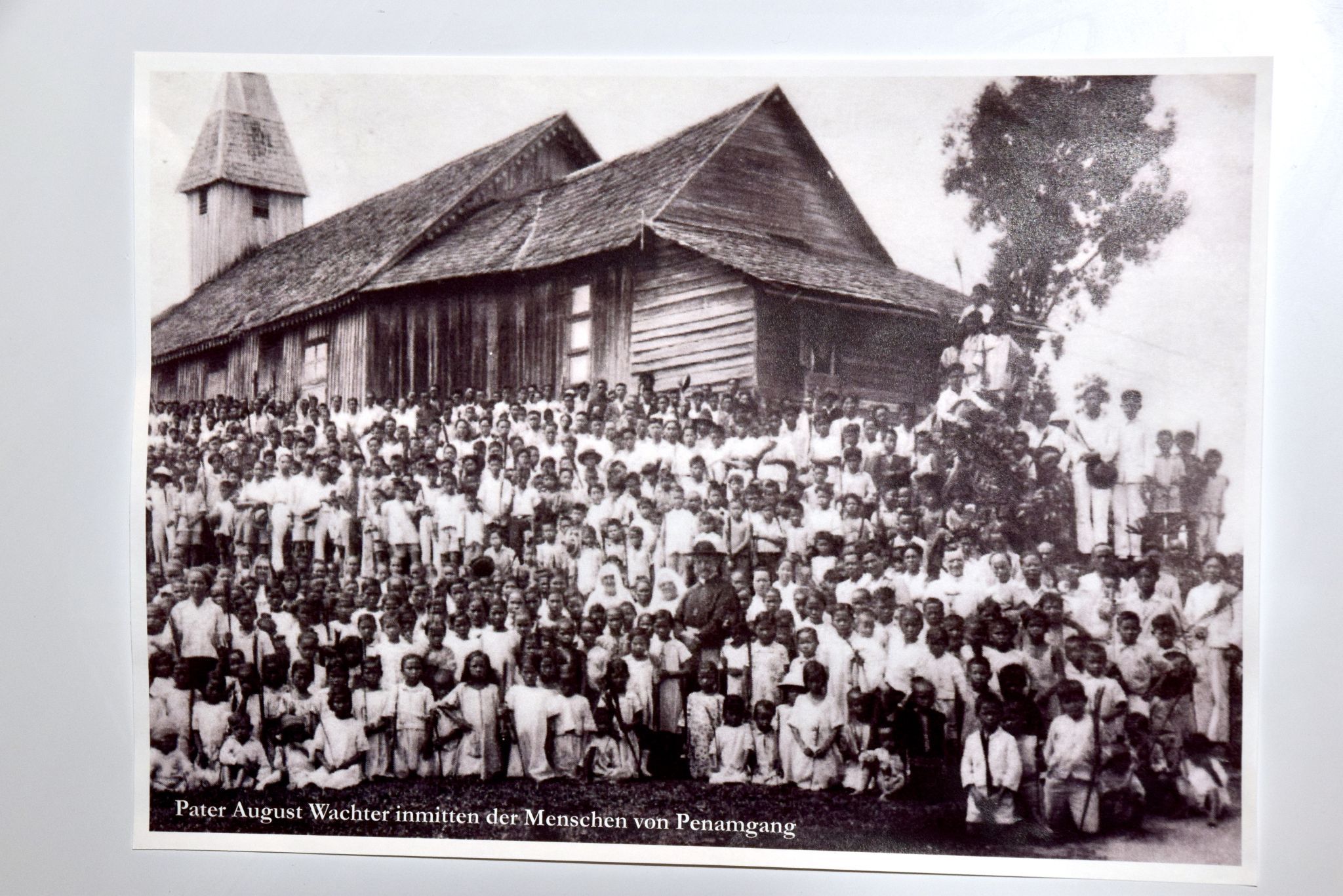 Pater August Wachter inmitten der Menschen von Penamgang.