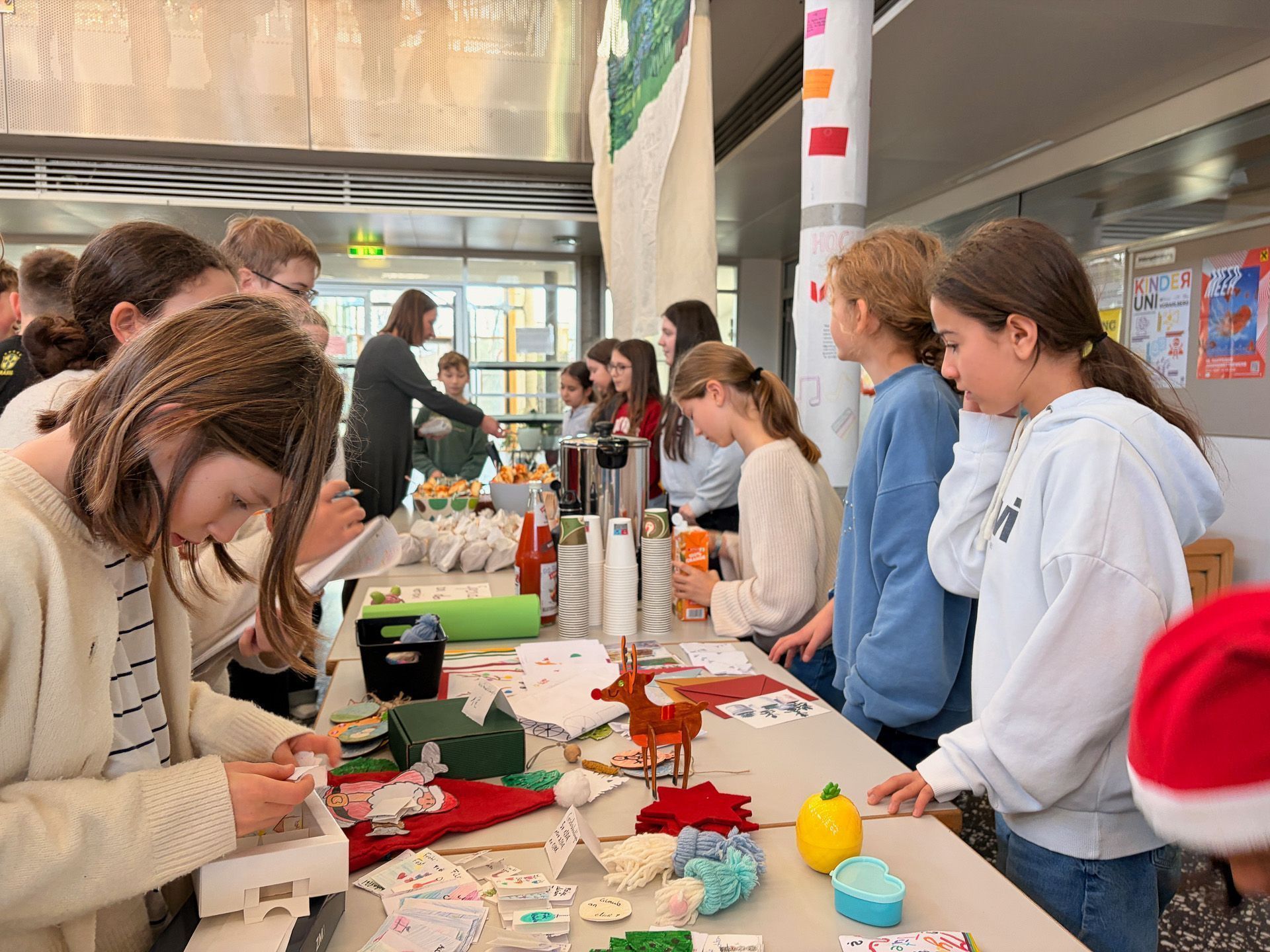 Alle zusammen setzen sich für das Tierwohl ein. Der Erlös ihres selbst organsierten Verkaufsstandes kommt dem Tierschutzverein Rankweil zugute. 