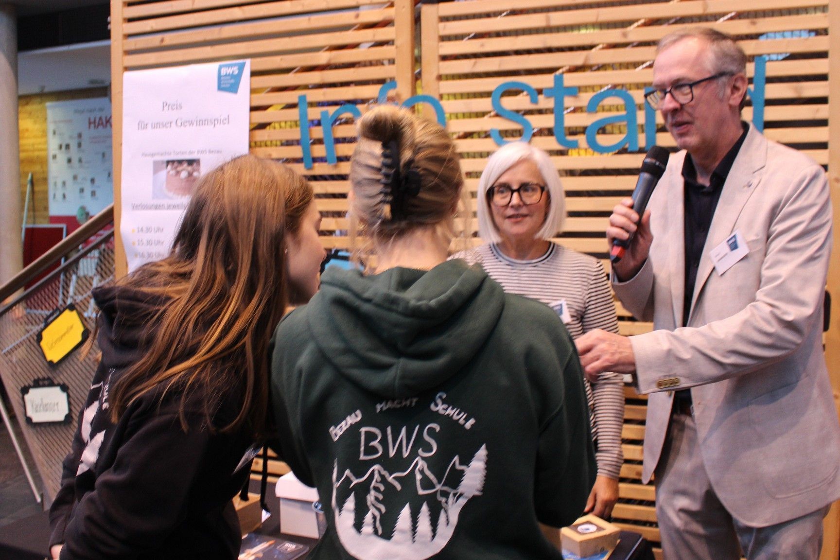 Drei Besuchern wurde der Tag der offenen Tür mit einem Gewinnspiel versüßt: es gab drei Torten aus der Schulküche zu gewinnen.