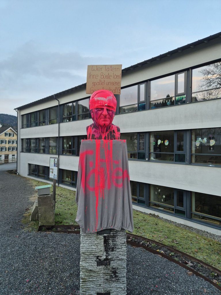 "Täter": Pinker Anstrich für Hermann-Gmeiner-Denkmal