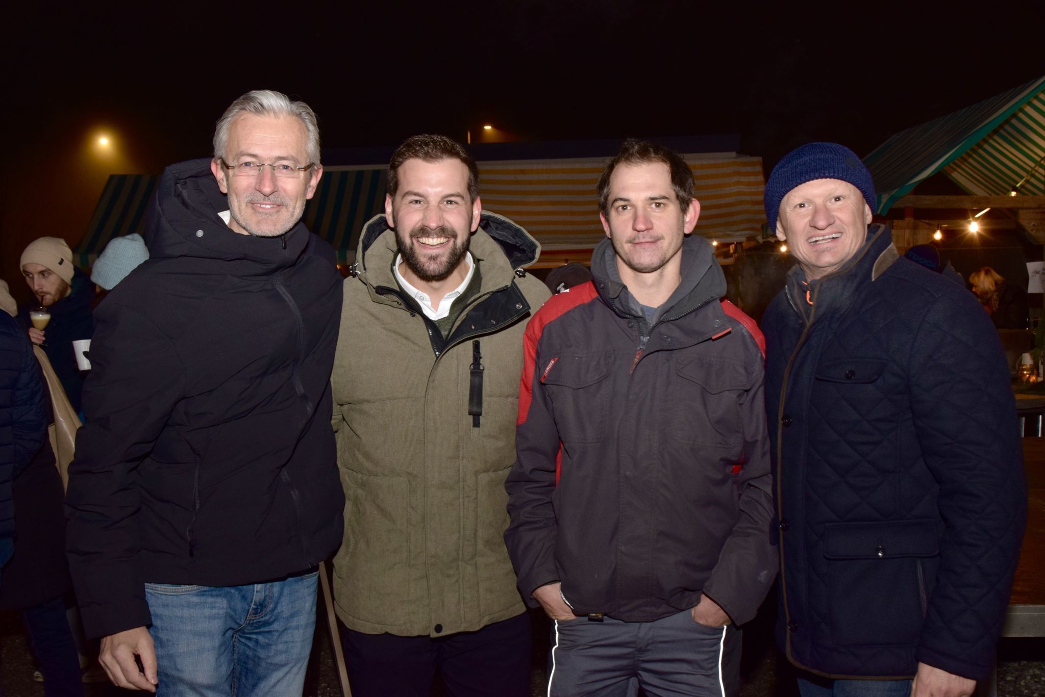 Stadtrat Jimmy Heinzl, Bürgermeister Simon Tschann, Christian Bolter vom Adventmärktle-Team und Stadtrat Joachim Weixlbaumer im Innenhof des Franziskanerklosters in Bludenz.