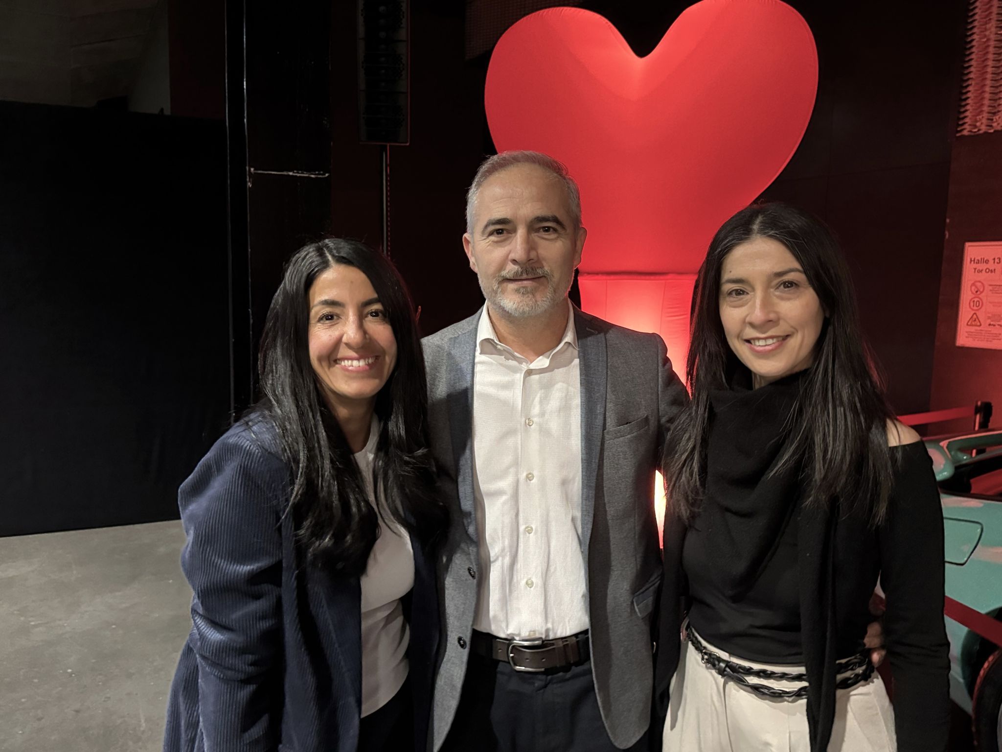 Elif Özdemir mit Sema und Nuri Yanar.