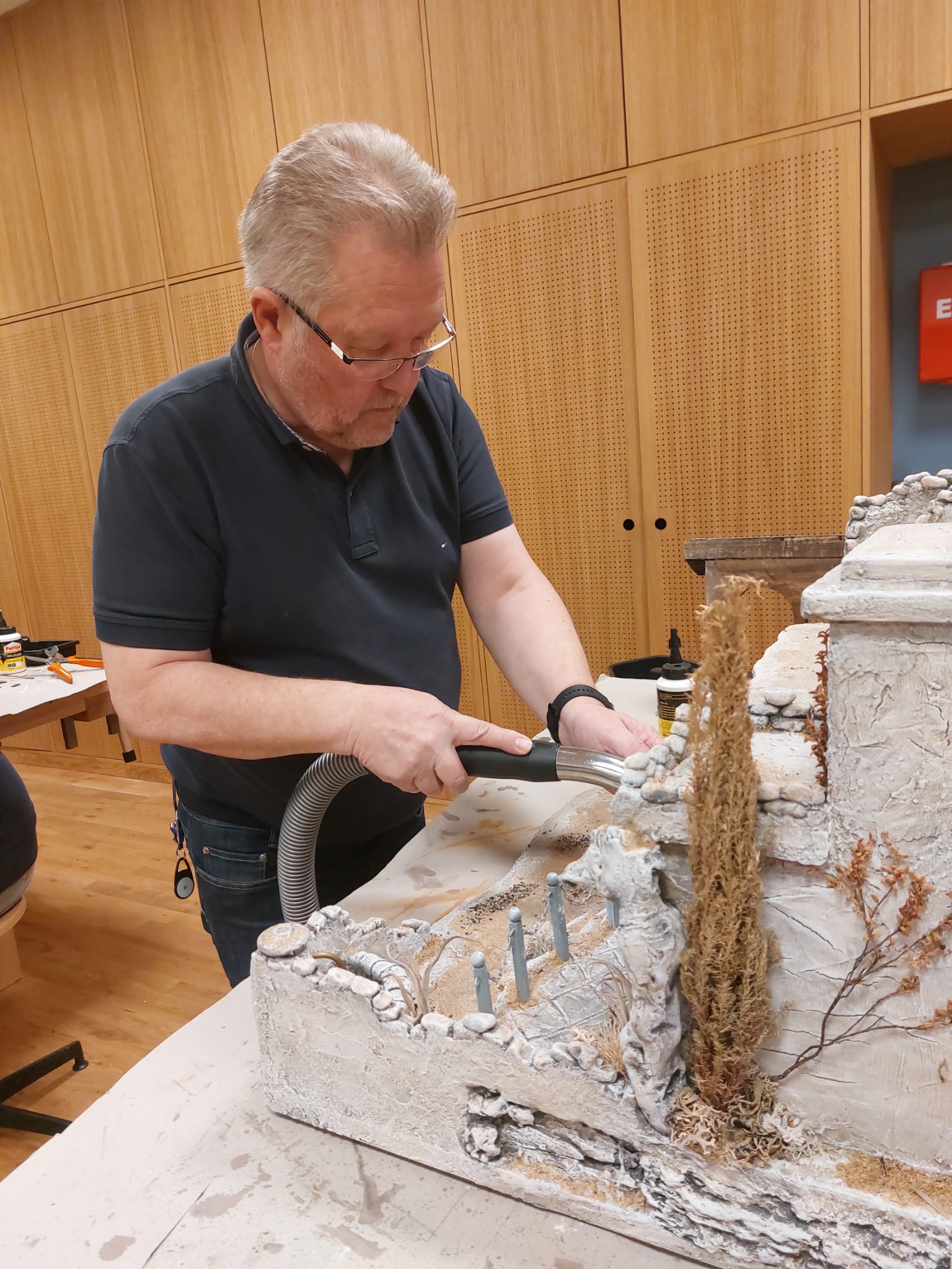 Manchmal kommt auch der Staubsauger zum Einsatz.