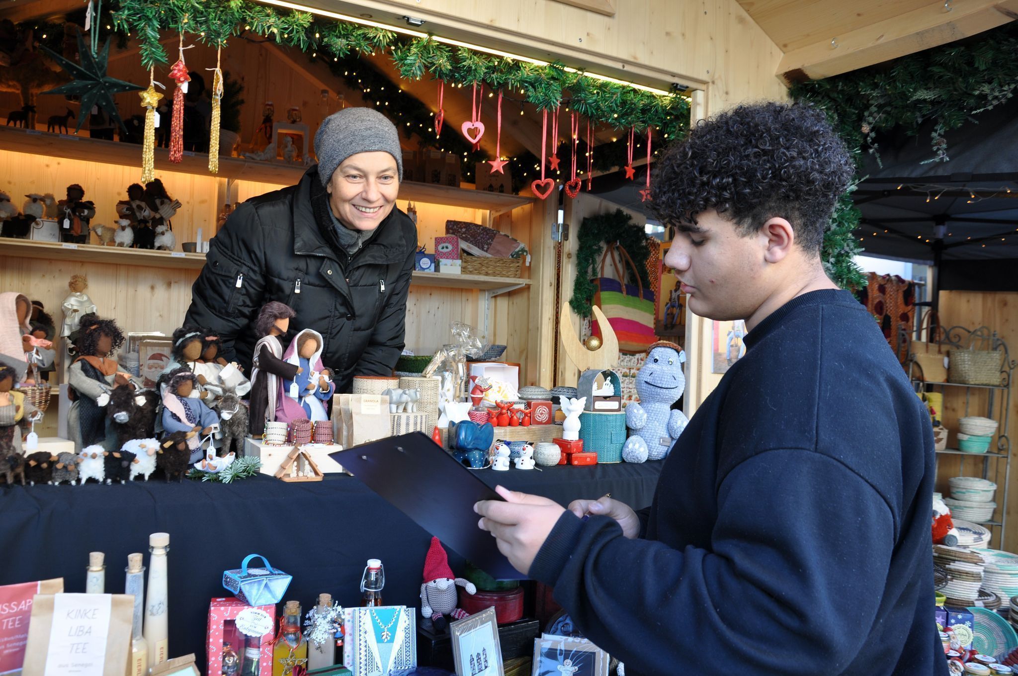 Auch bei den Christkindlemarktständen fragten die Jugendlichen nach.