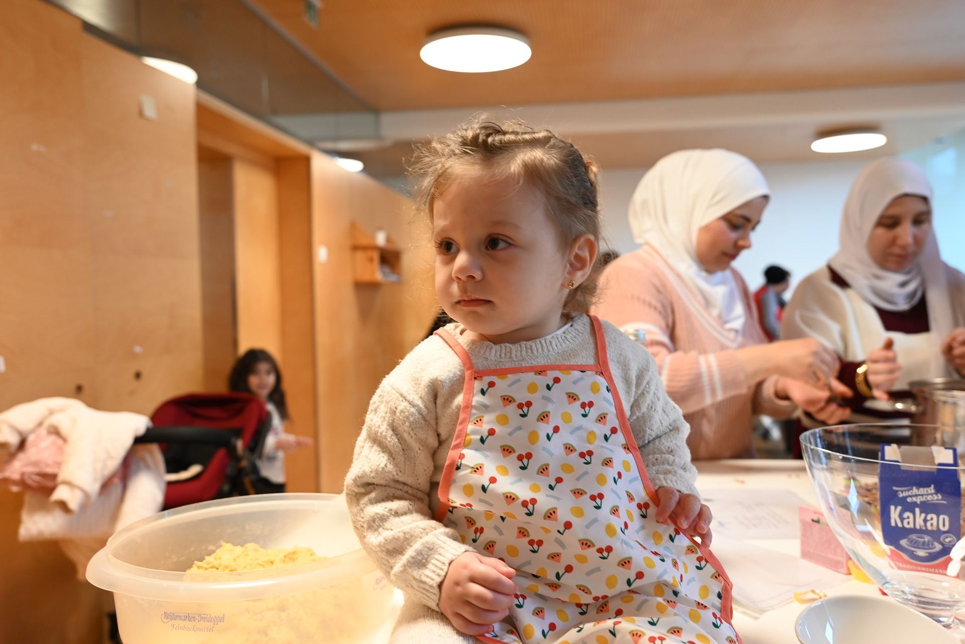 Die kleine Tia hilft auch beim Keksebacken.