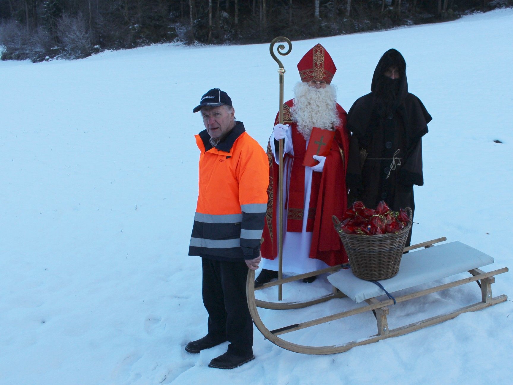 „Da kommt der Nikolaus . . .!“ Wenn das Zügle auf halber Strecke anhält und Nikolaus und Knecht Ruprecht aus dem Wald herunterkommen, dann schlagen Kinderherzen aufgeregt höher.   
