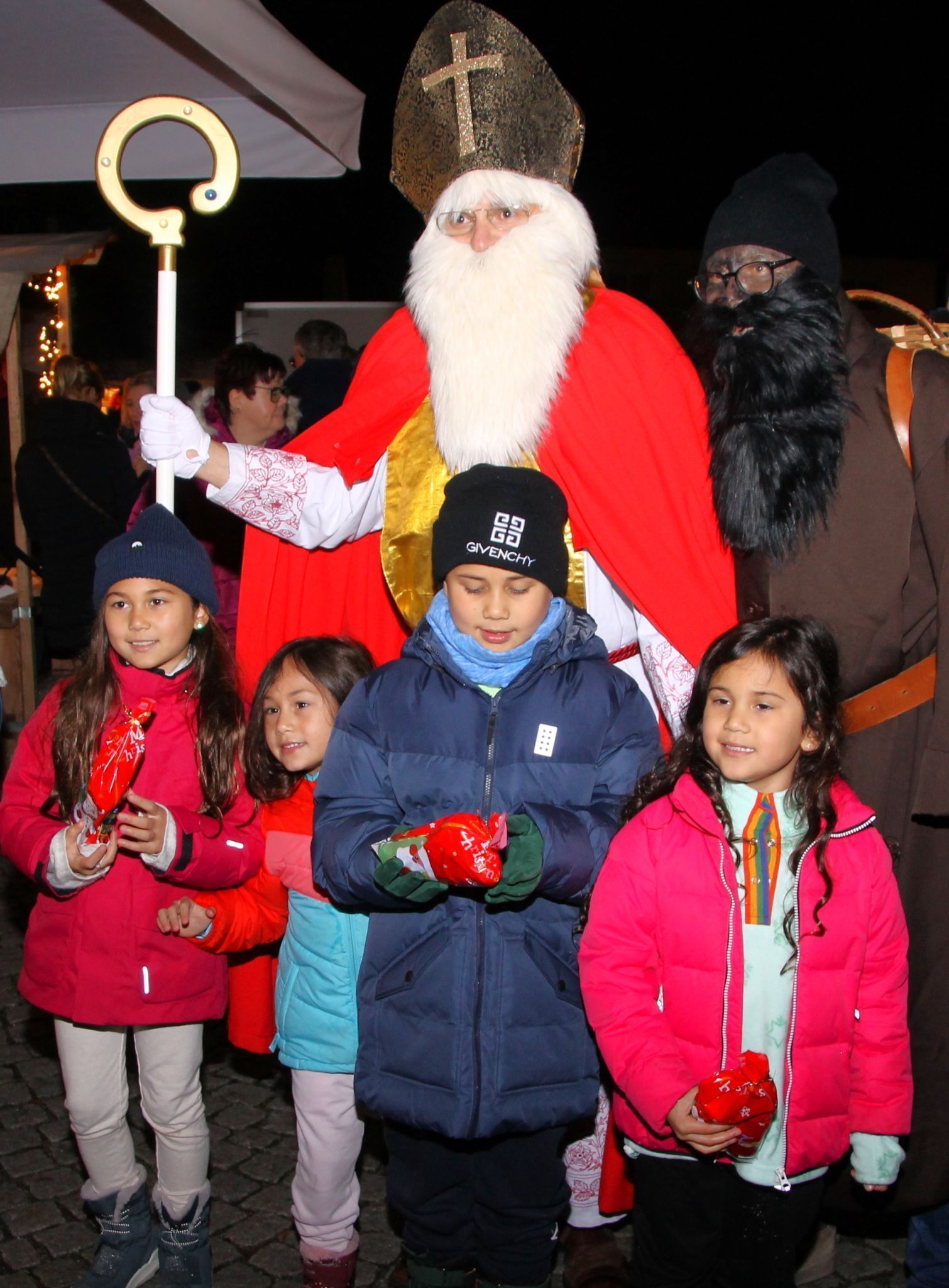 Nikolaus und Helfer Knecht Ruprecht kamen beim Hörbranzer Publikum bestens an.