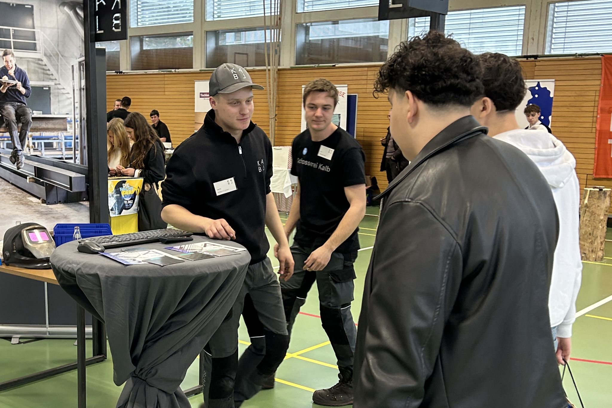 An vielen Ständen informierten aktuelle Lehrlinge die jungen Besucher.