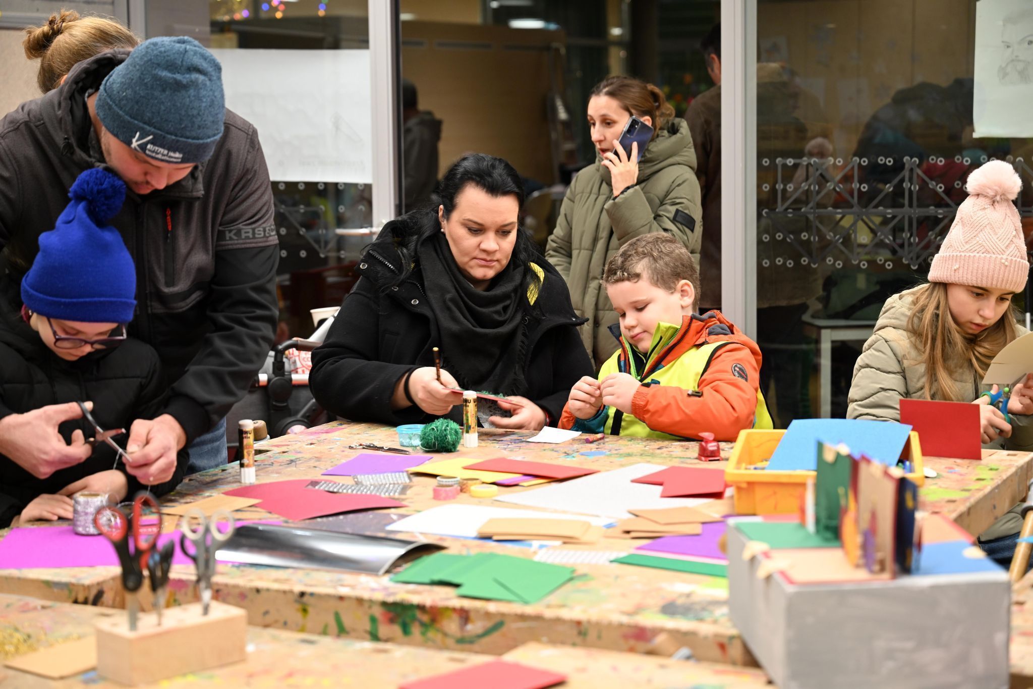 Gemeinsam mit den Eltern machte das Basteln besonders viel Spaß.