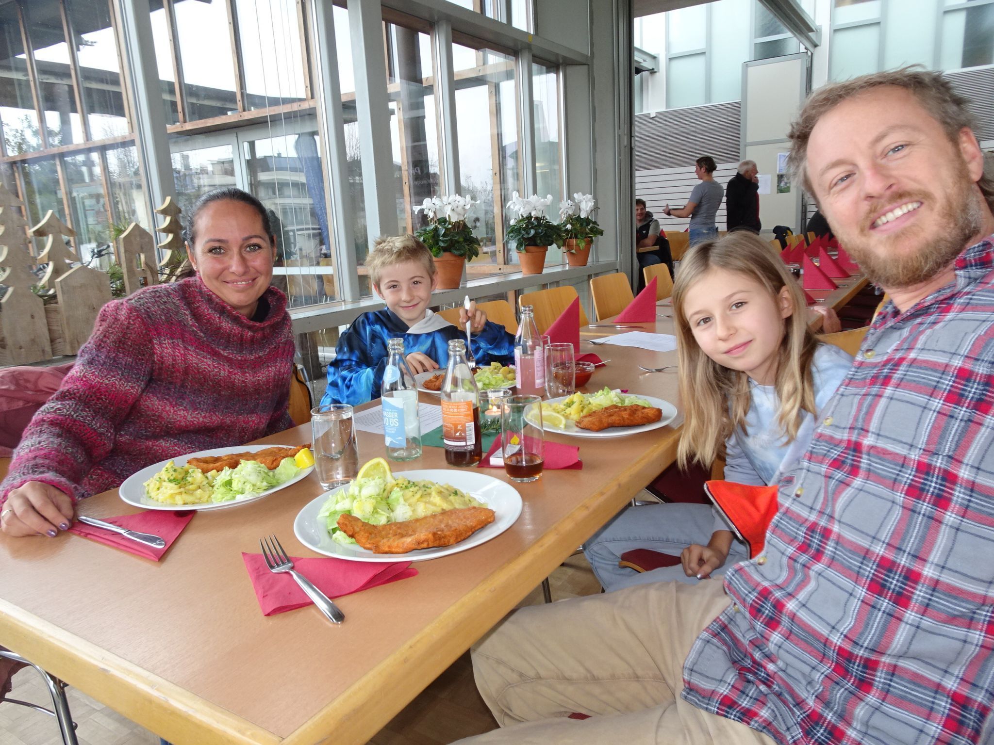 Familie Marte ließ es sich nicht nehmen, vor dem Skivergnügen noch ein feines Schnitzel zu genießen.