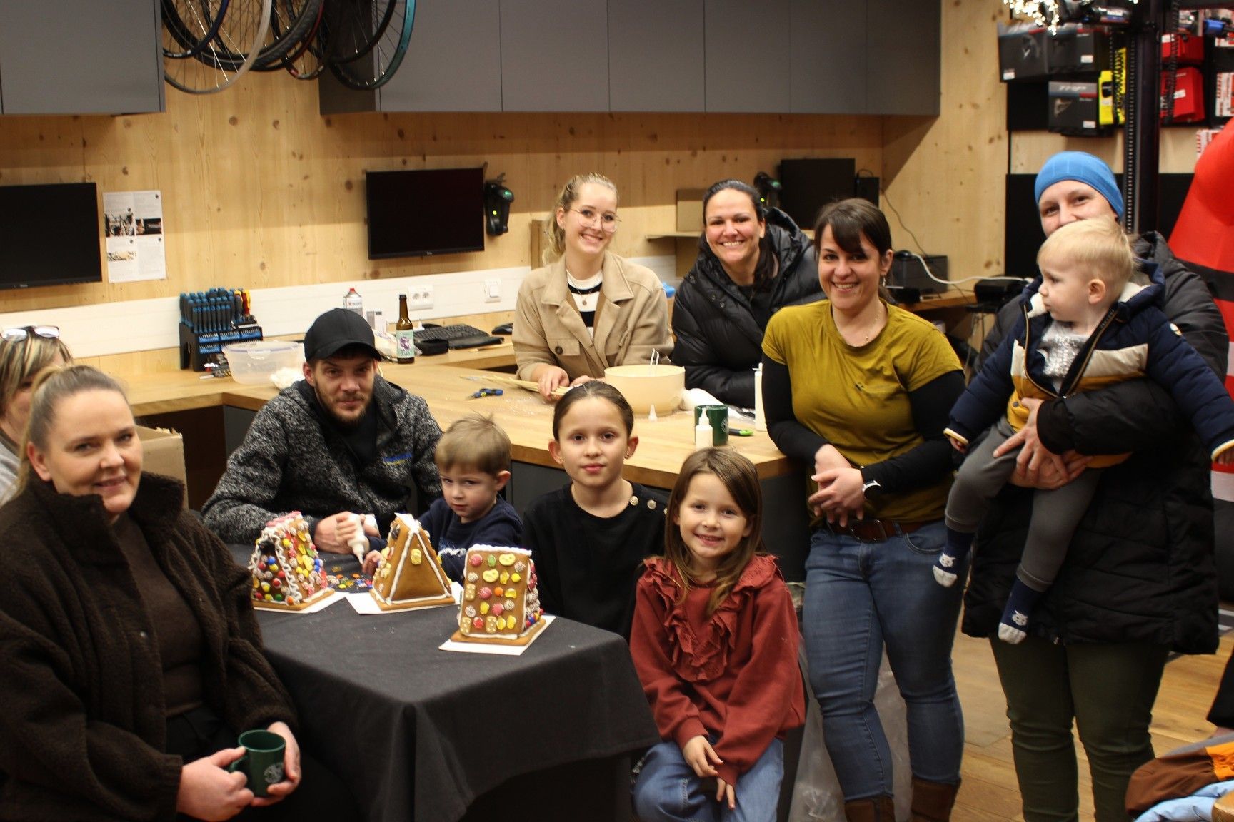 Wo sonst an Bikes herumgeschraubt wird durften am Goldenen Sonntag in der Werkstätte von Andreas Broger ihre Lebkuchenhäuschen „bauen“.