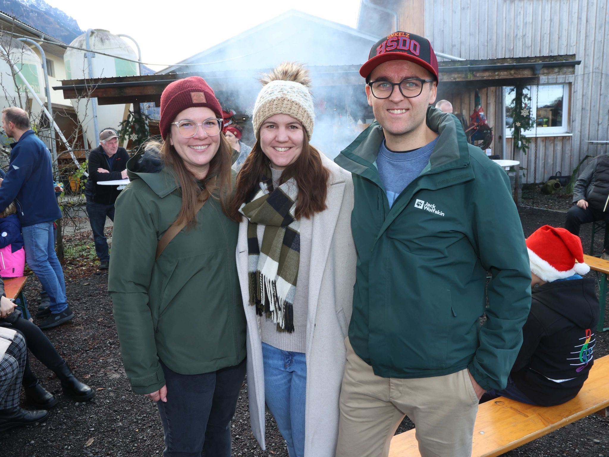 Marketenderinnen Sabine Walser und Corina Kuhn mit Dominik Egger.
