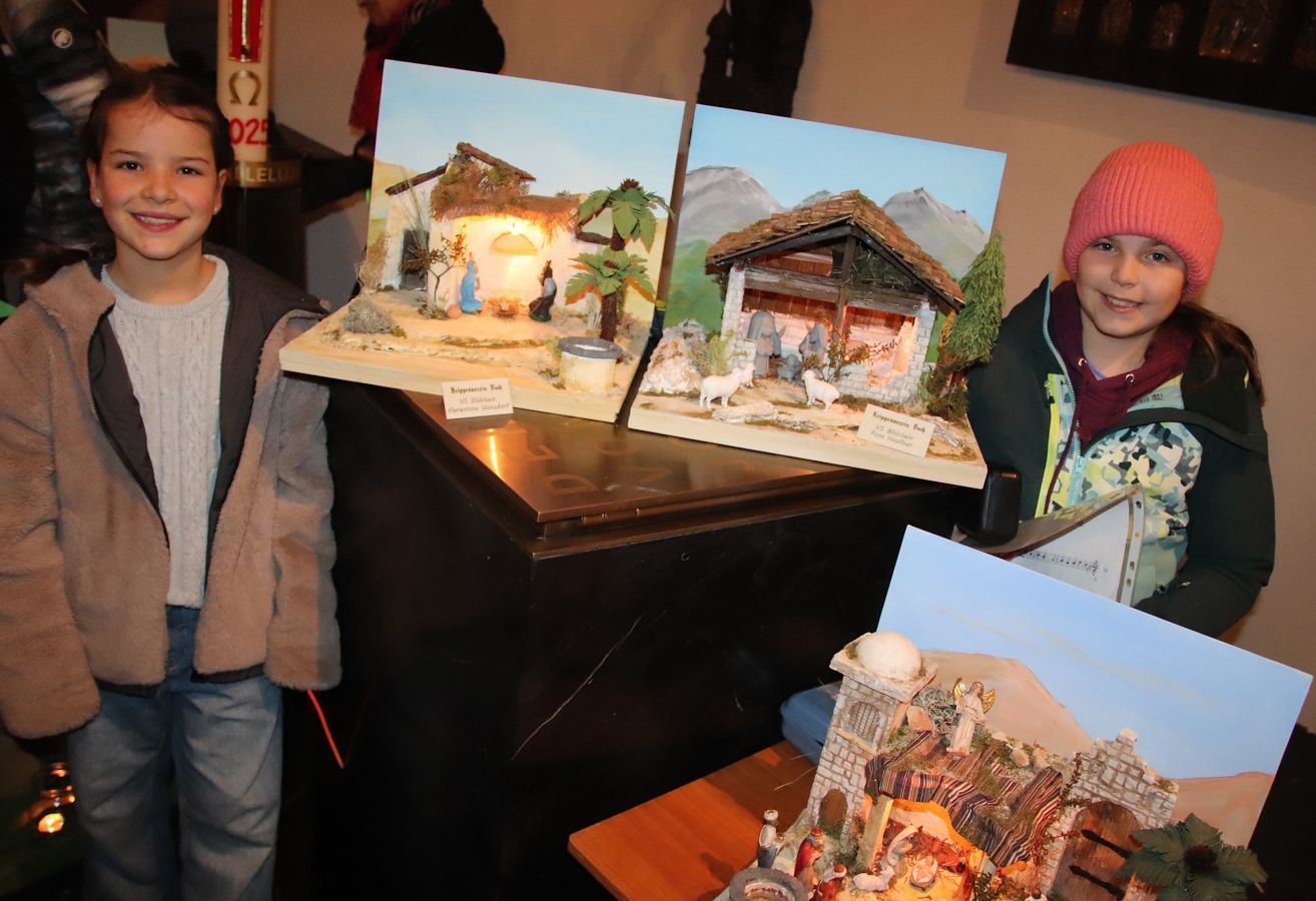Florentina und Rosa präsentierten stolz ihre Krippen. 