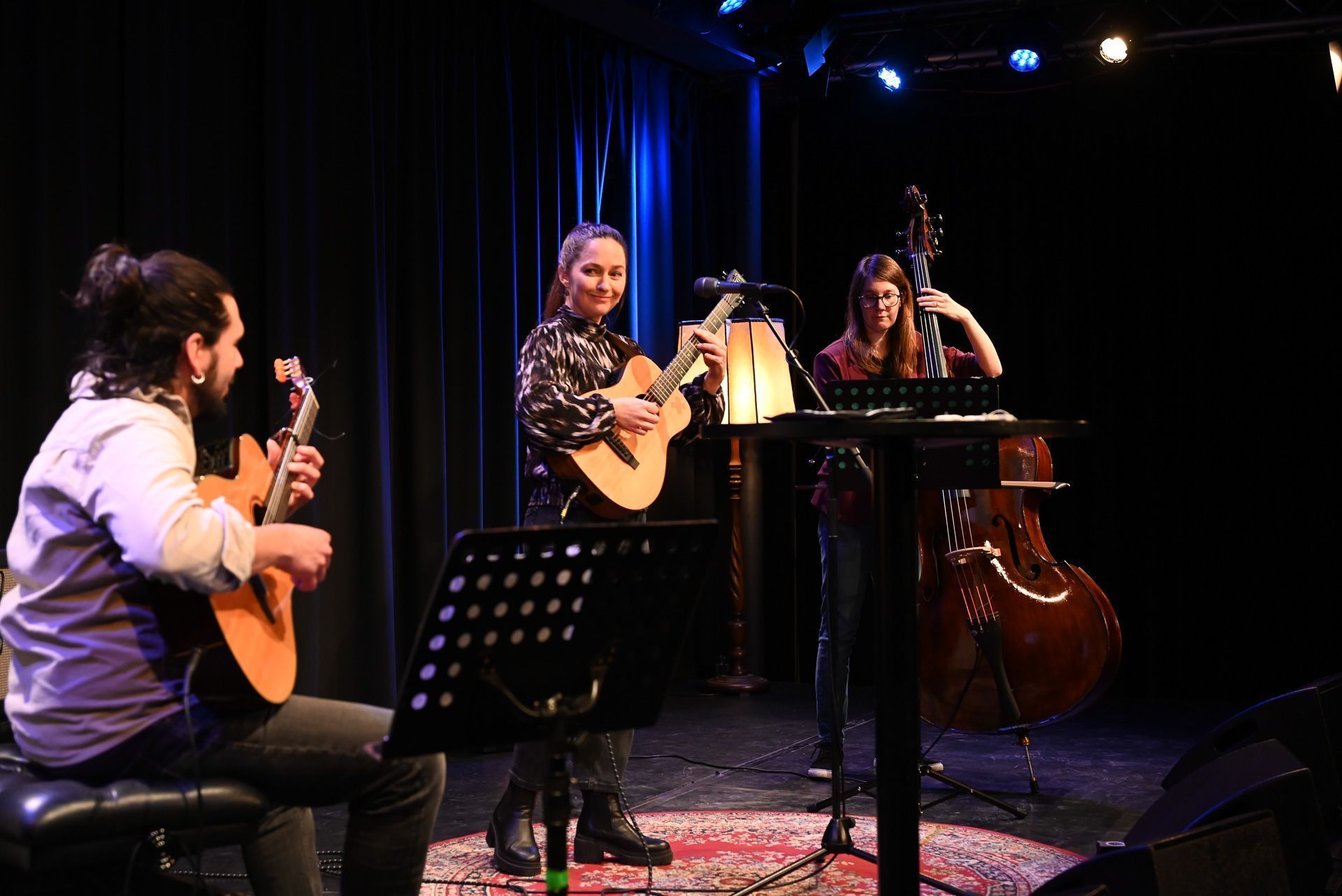 Julia Zischg schrieb ein eigenes Lied für die Sternenkinder, das sie am Worldwide Candle Lightening in der Kammgarn präsentierte.