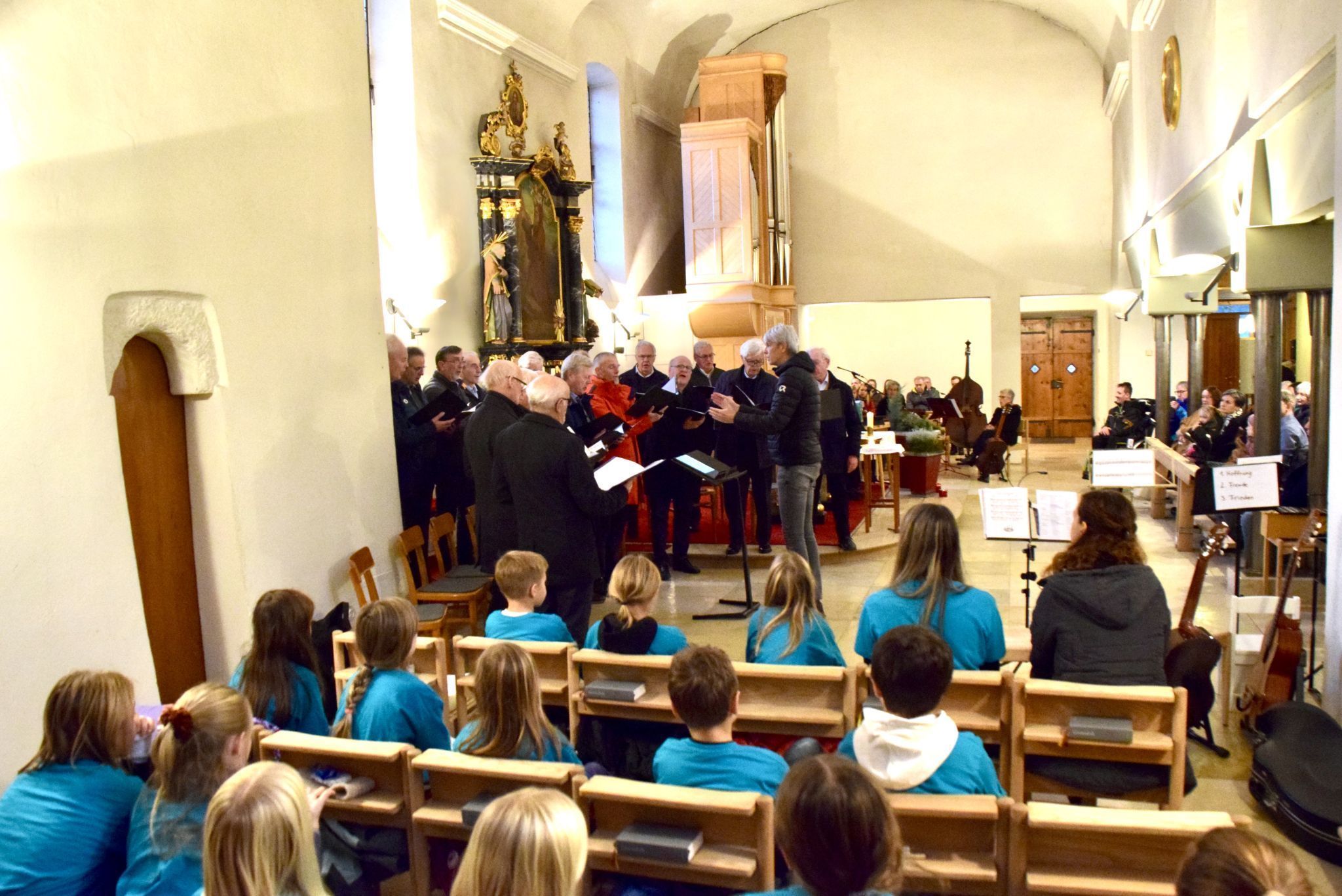 Die Kinder des Kinderchores St. Anton im Montafon hörten aufmerksam zu, als der Bludenzer Liederkranz seine Songs zum Besten gab.
