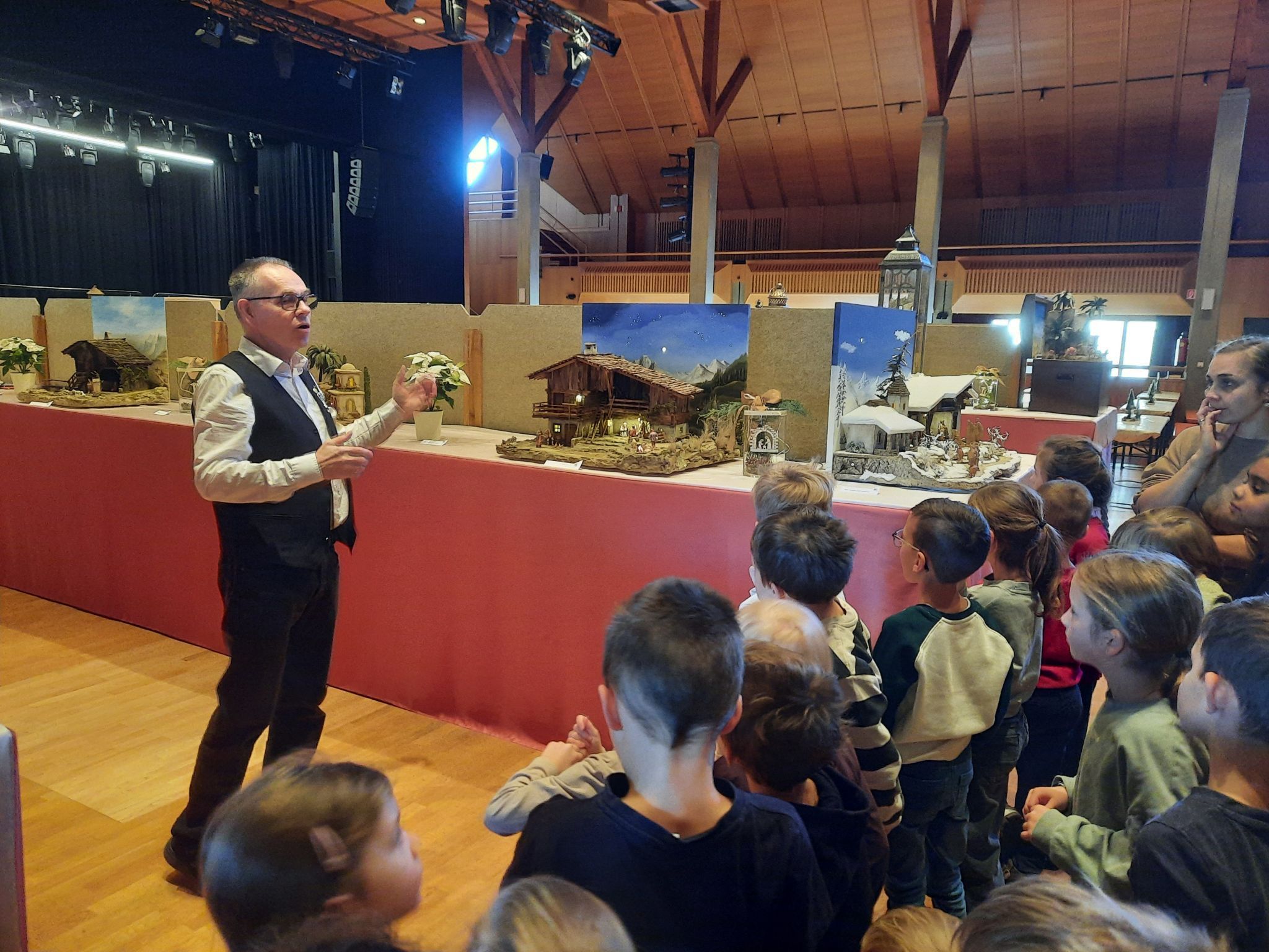 Obmann Kurt Hofer erläuterte Kindern die Kunst des Krippenbauens