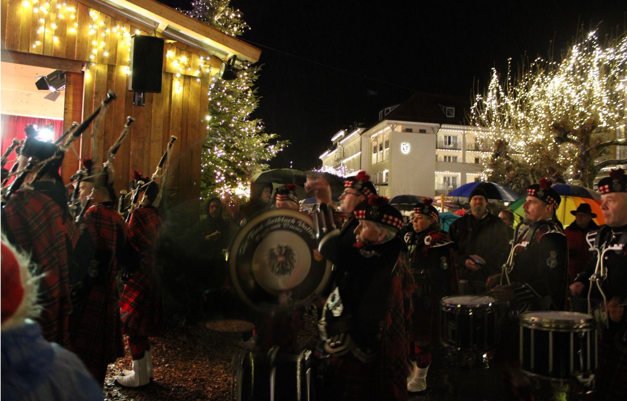 „Regenschirmparade“ beim Einmarsch der Leiblachtaler Schotten bei der Lindauer Hafenweihnacht.   