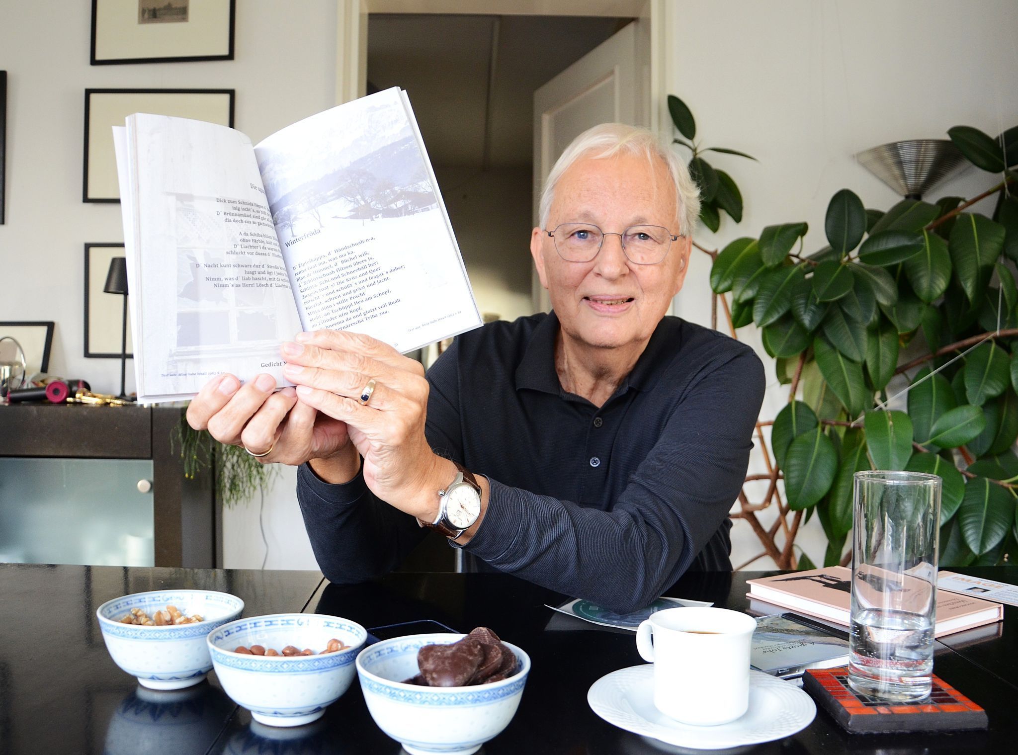 Der Autor mit seinem jüngsten Werk, „A guat’s Joar – Mundarttexte und Gedichte von Walter Weinzierl“, gestaltet von seiner Frau Uki. HRJ