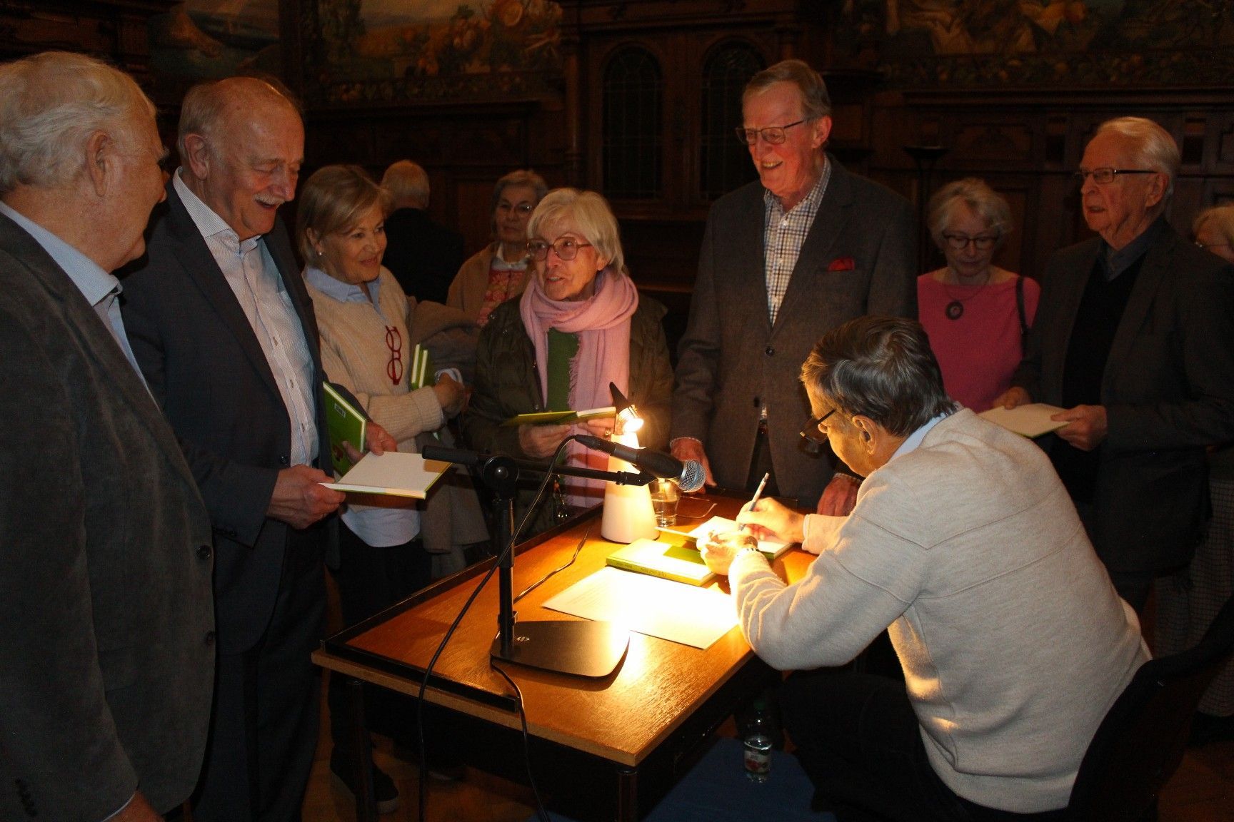 Viele Besucher nahmen Öpfl und Bira – samt Widmung des Autors – mit nach Hause.   