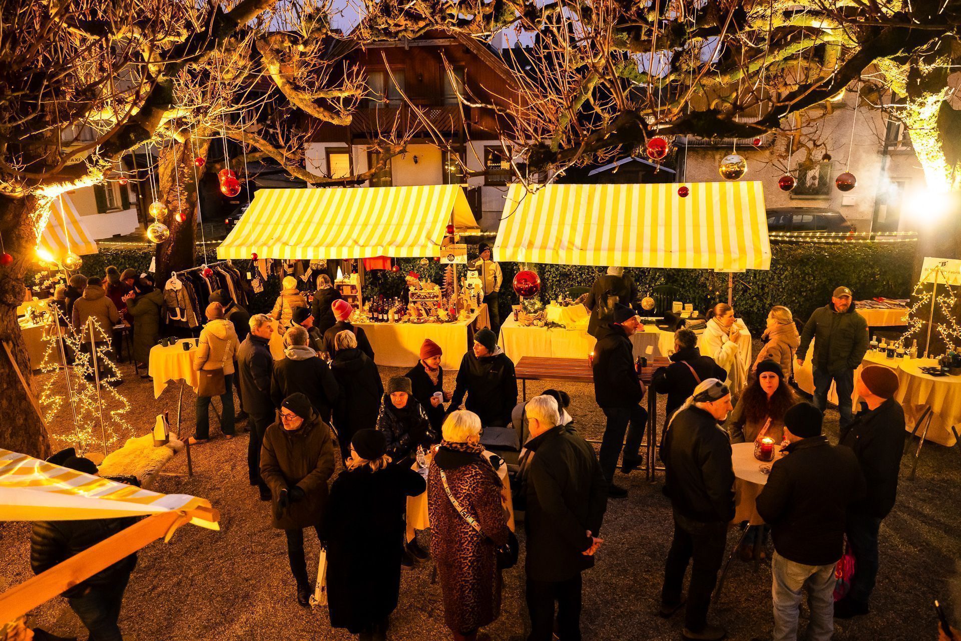 Viele Gäste sind der Einladung gefolgt und genossen das gemütliche Beisammensein. (Krönele)