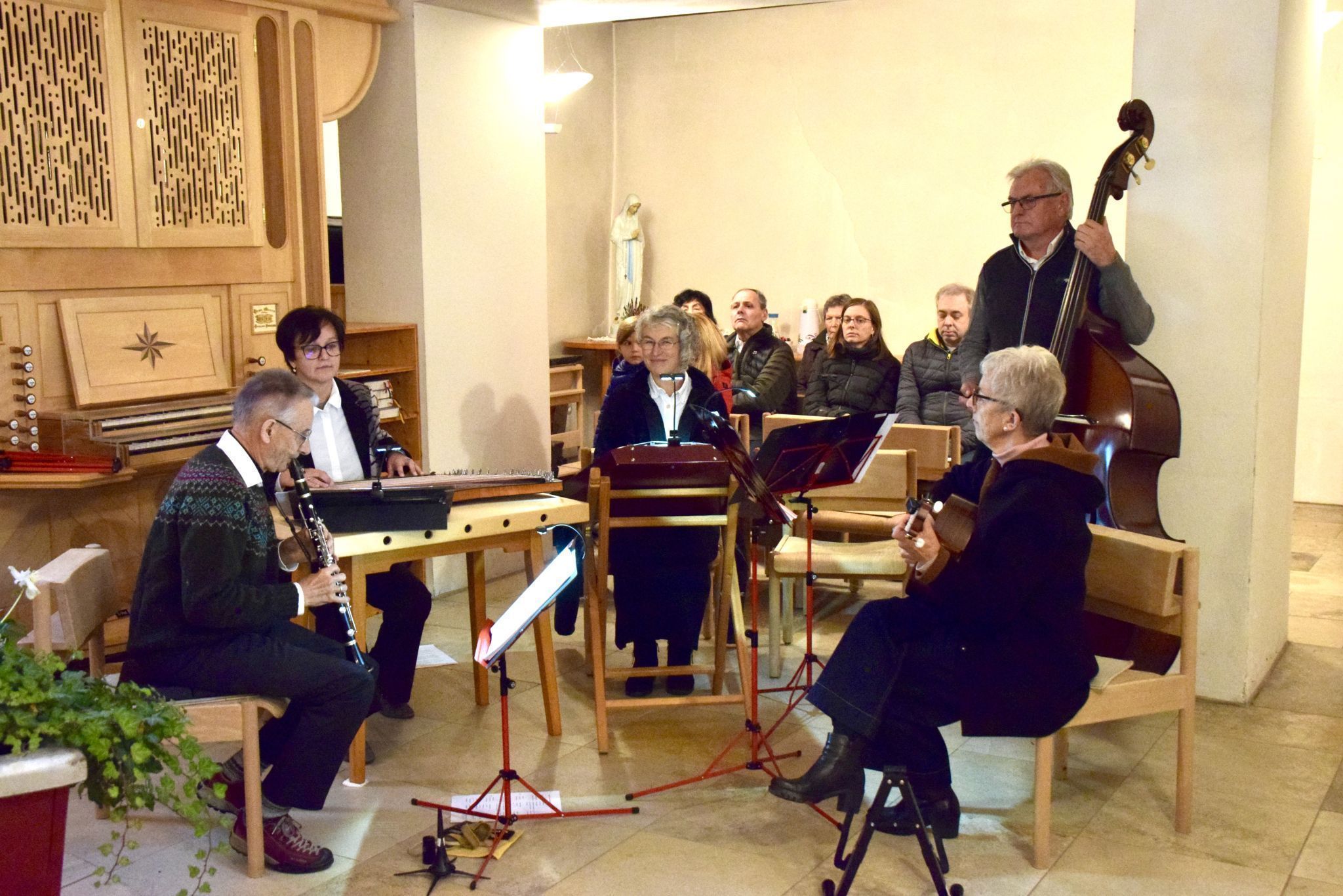 Die Feinspitz Musig aus Braz mit Edith Posch (vorne rechts), Kurt Posch (l.), Christine Tabernig (M.), Carmen Bentele (2. v. l.) und Adi Burtscher (hinten rechts) in der Pfarrkirche St. Anton im Montafon.
