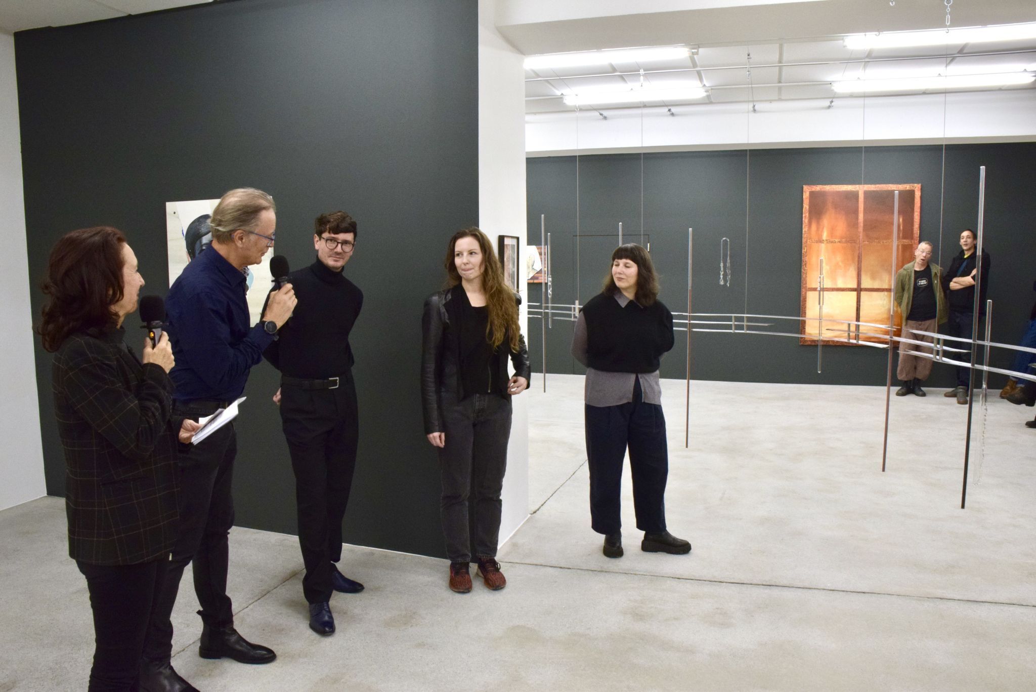 Dagmar Vonier (Obfrau des Kunstforum Montafon), Roland Haas (künstlerischer Leiter und Gründungsmitglied des Kunstforums), die beiden ausstellenden Künstler Markus Proschek und Bianca Phos sowie Vernissagerednerin Andrea Kopranovic, Assistenzkuratorin des Belvedere in Wien.