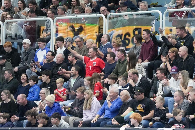 "Auf in die Sporthalle am See"