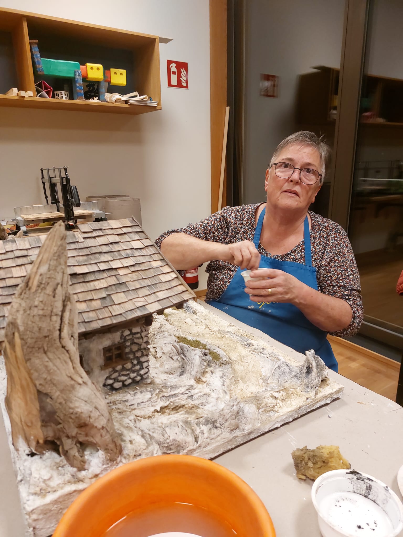 Gerda Bertolas ist eine erfahrene Krippenbauerin. 