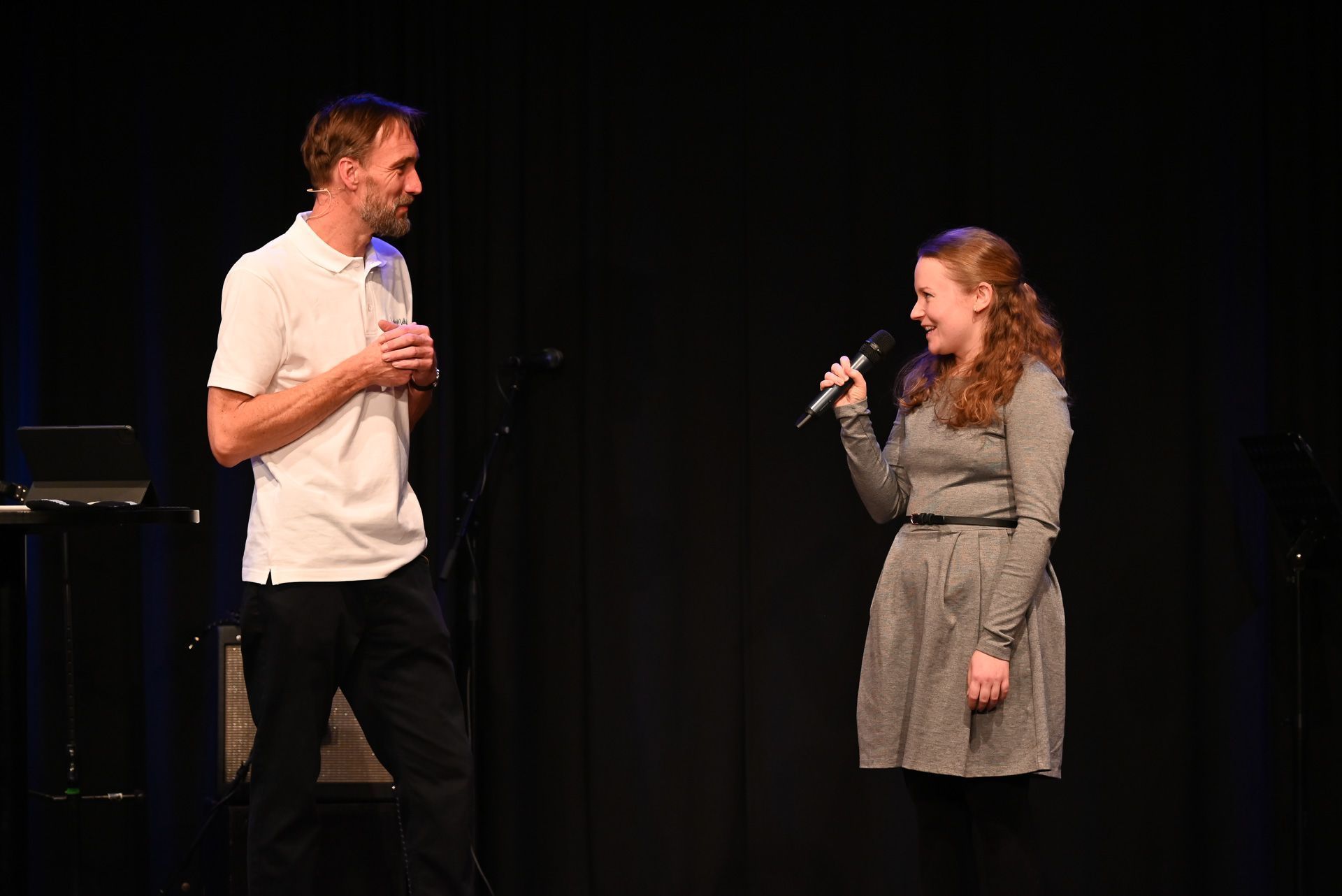 Hebamme Shirin Fedak bedankte sich bei Obmann Andreas Uher für seinen Einsatz für die Sternenkindeltern. 