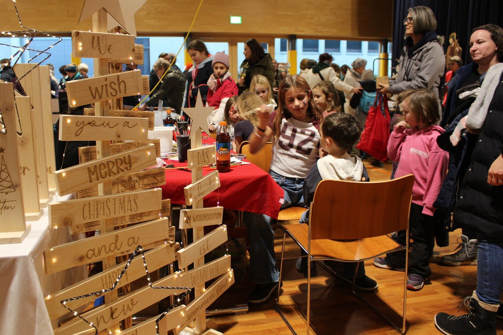 Mitten im Märktle gab es auch Programm für die Kids, die sich u. a. beim Kinderschminken verweilen konnten.