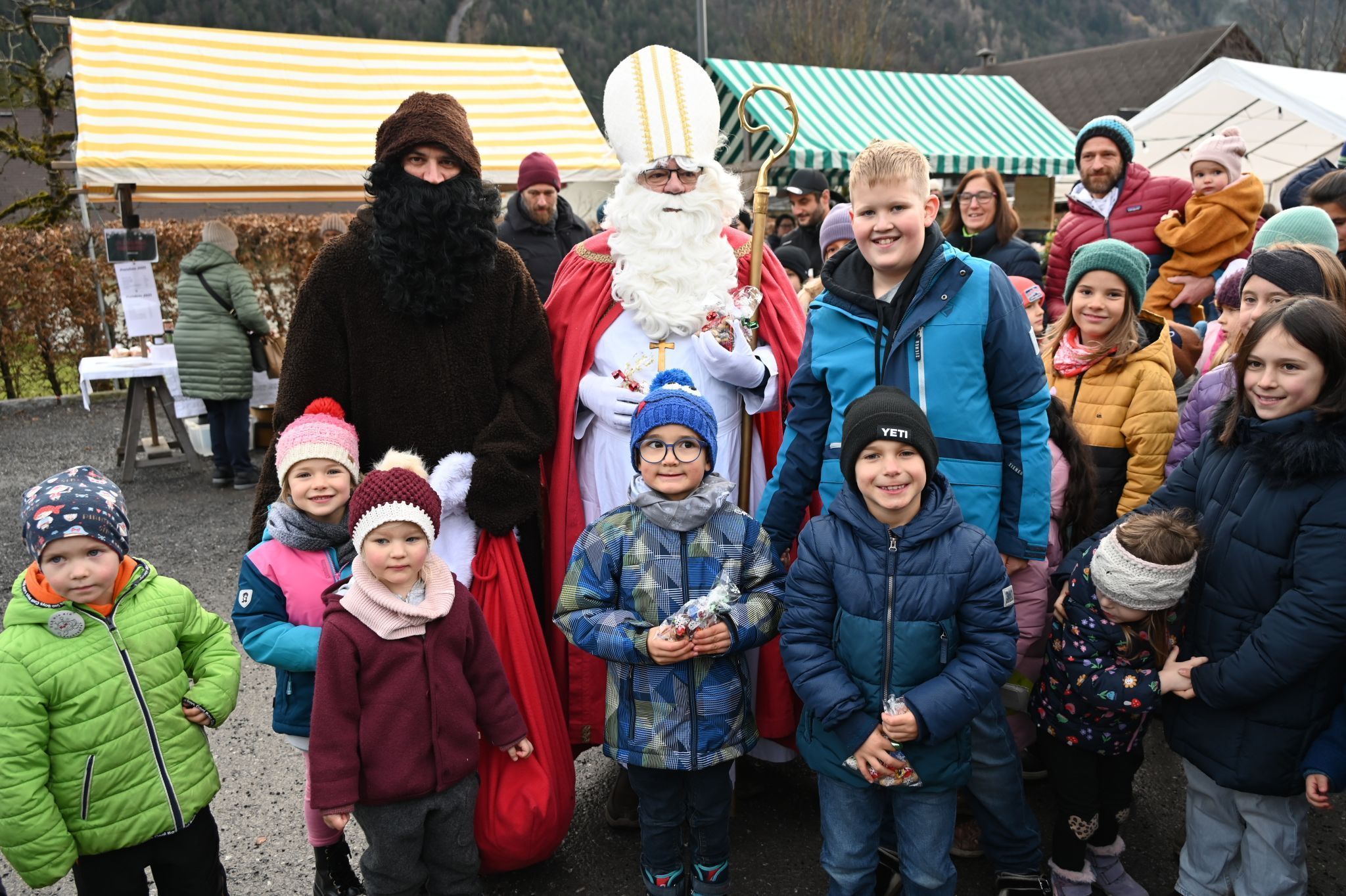 Der Nikolaus machte auf seiner Reise Halt beim Brazer Weihnachtsmarkt.