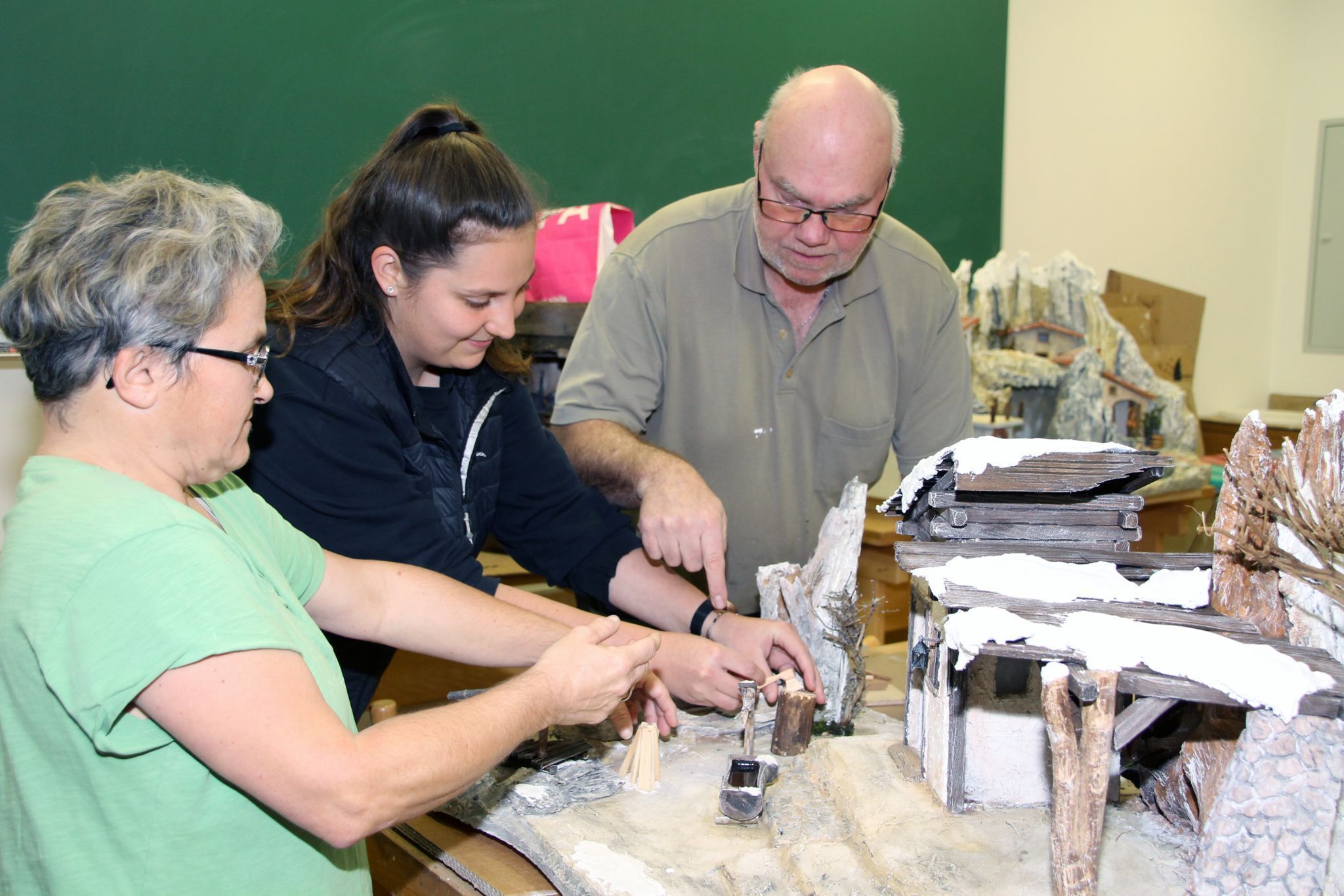 Simone Minatti, Rebekka Höfle und Joe Nussbaumer bei den abschließenden Arbeiten wenige Tage vor der Ausstellung.