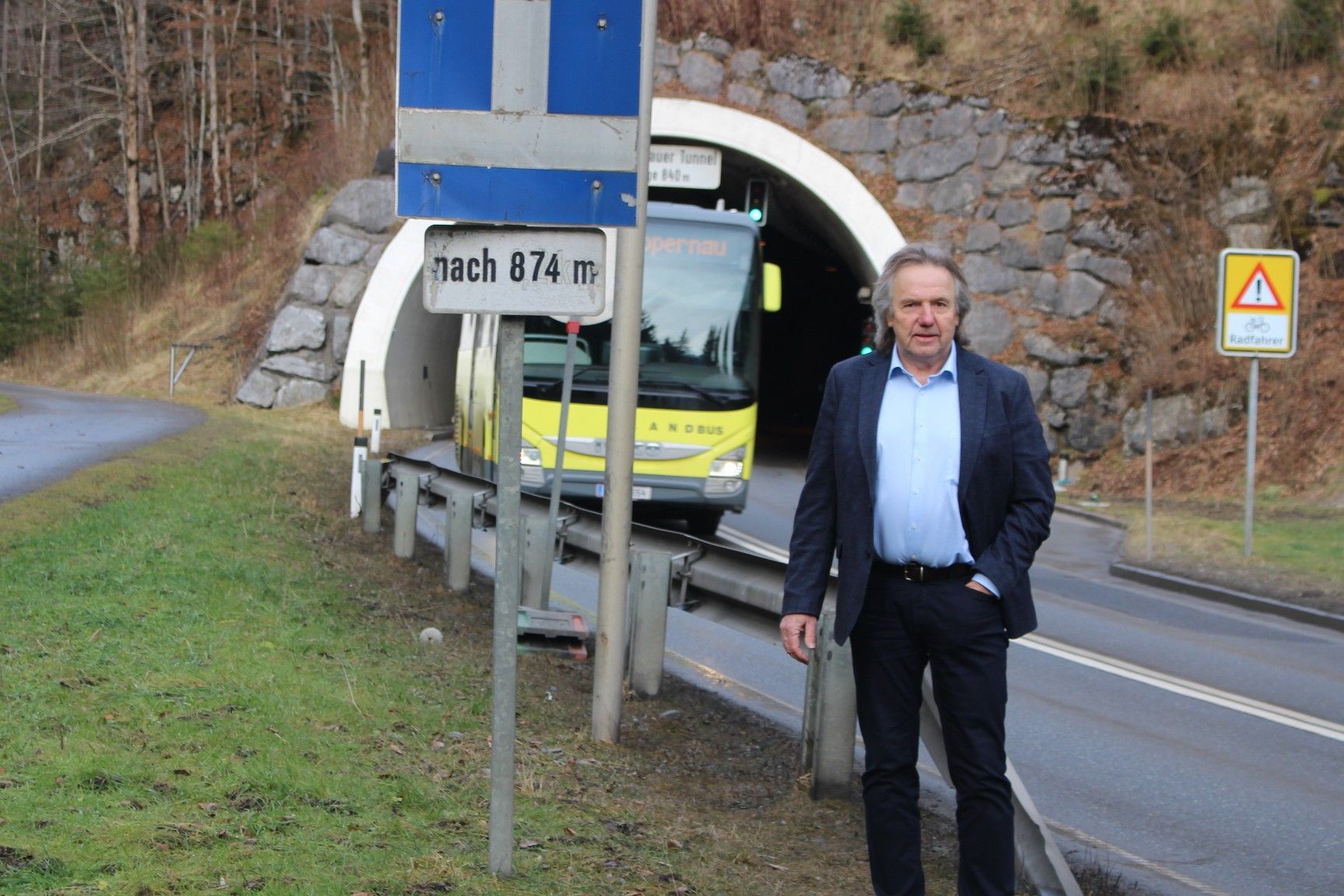 Bürgermeister Georg Fessler ist erleichtert, dass die erste Bauetappe den Radfahrern schon im kommenden Jahr die gefährliche Fahrt durch den Tunnel erspart. PETER STRAUSS