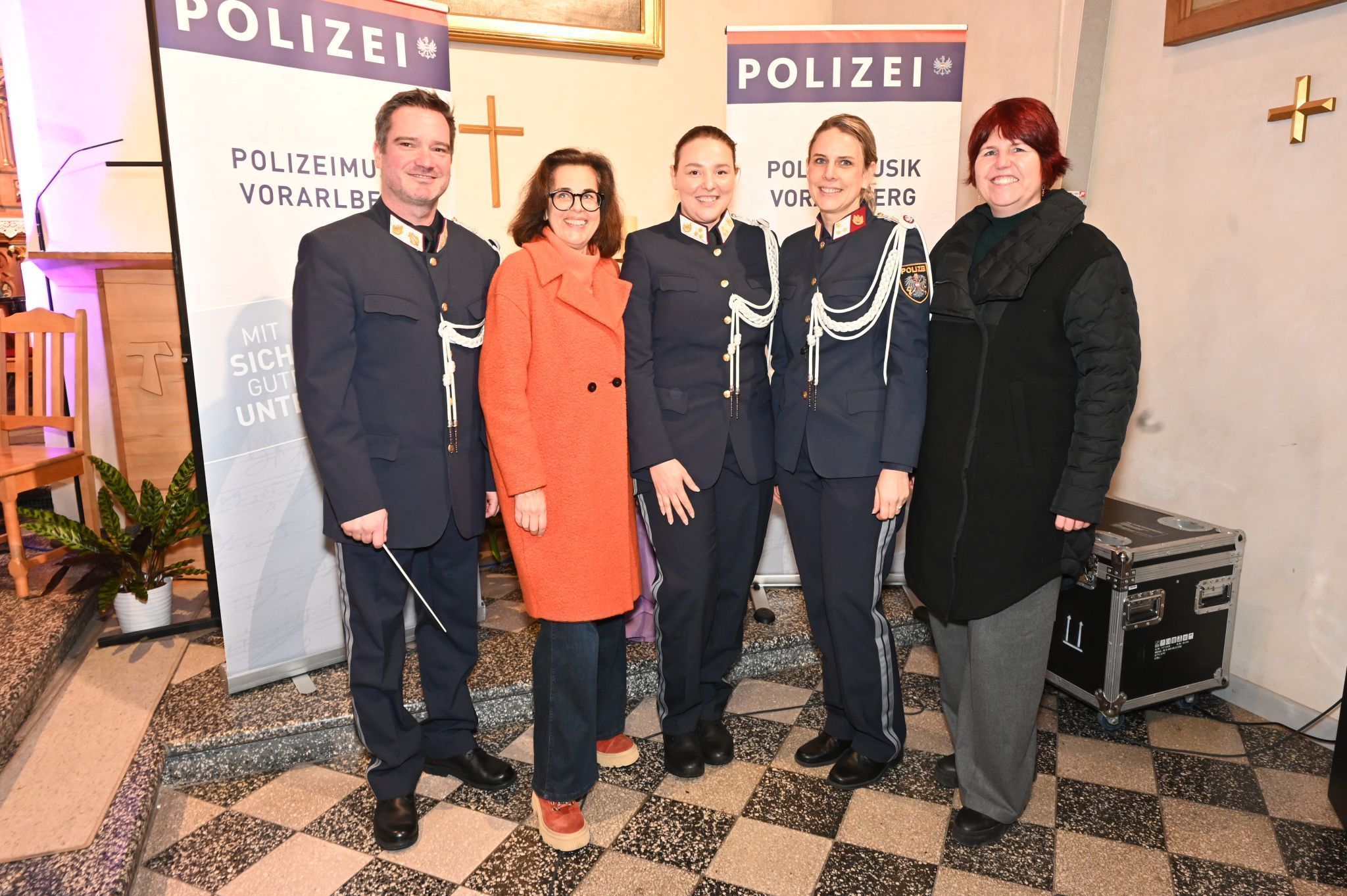 Kapellmeister Christian Tschütscher, Präsidentin Elke Schelling-Joham, die Sängerinnen Lisa Aberer und Jennifer Spar, sowie Landespolizeidirektorin Uta Bachmann. (Foto: Robert Novak).
