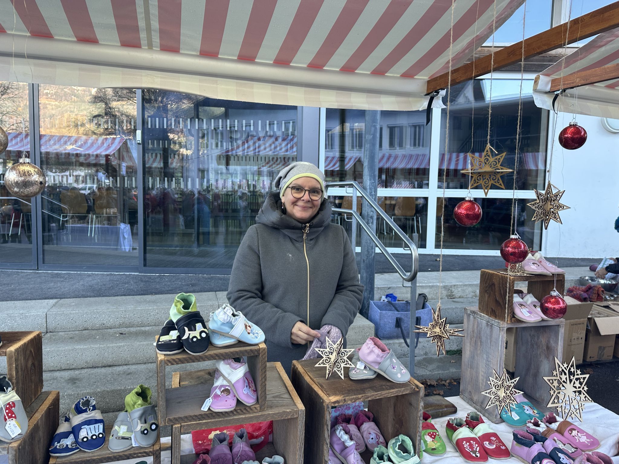 Heike Nehmet aus Lustenau war mit selbstgemachten Kinderschuhen beim Schlinser Adventmarkt