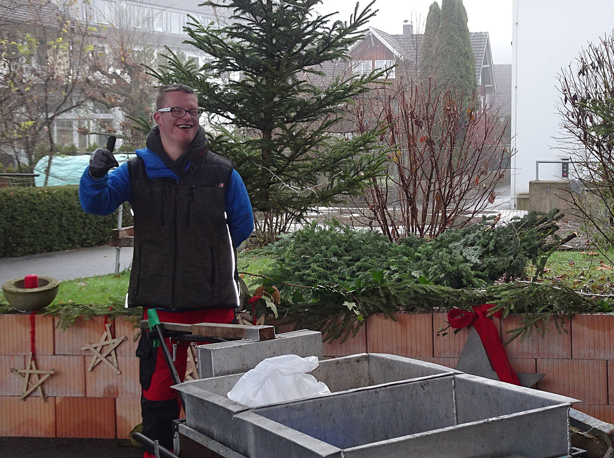 Gute Laune und seine Tüchtigkeit sorgen dafür, dass alle Thomas Hollenstein lieben. Er ist der gute Geist der Schule. 