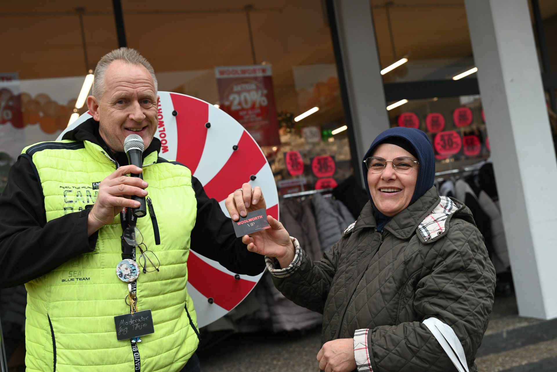 Vor dem Eingang wartet ein Glücksrad auf die Kunden. Hatice (rechts) hat eine VIP-Karte gewonnen.