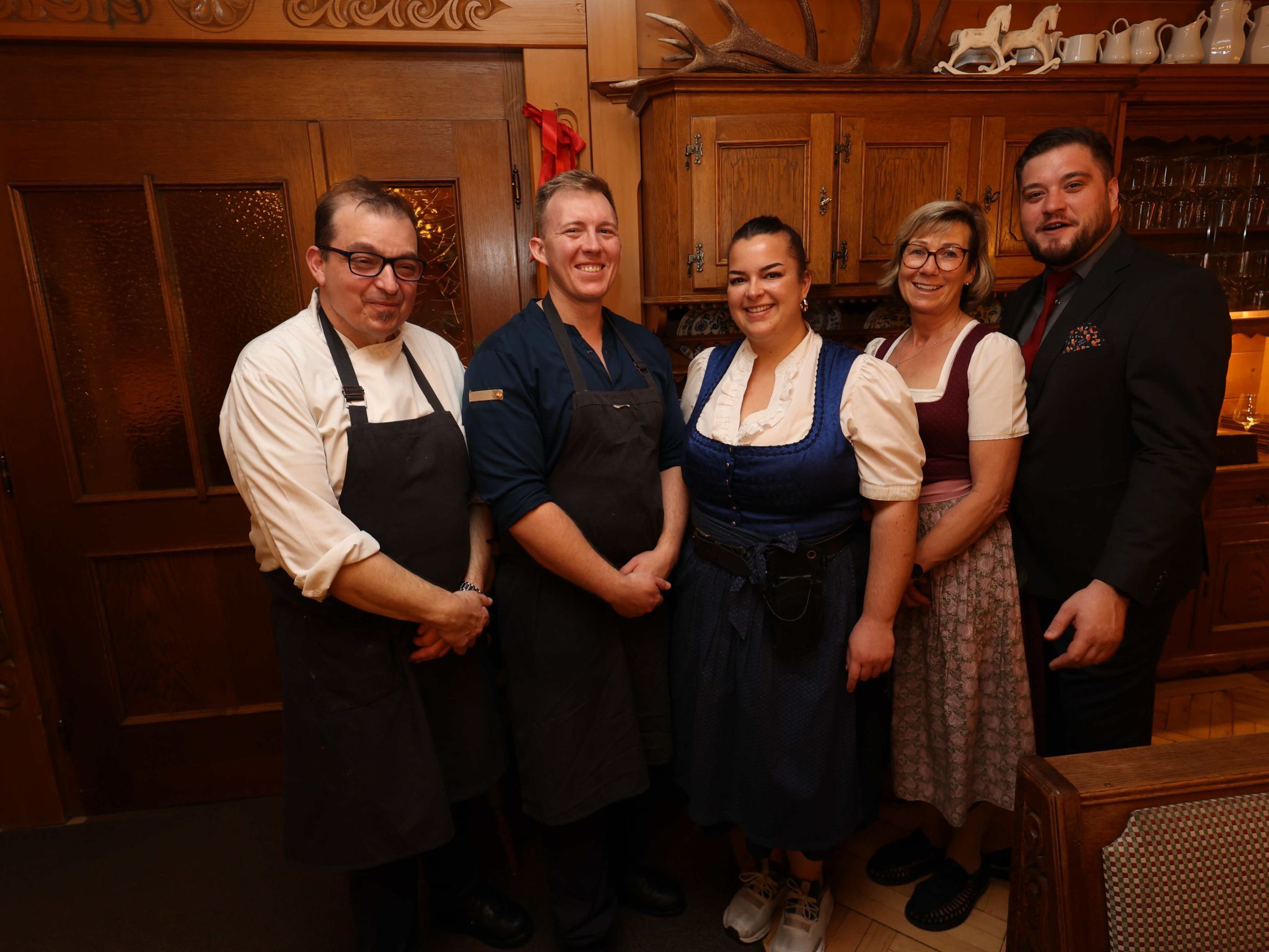 Sous-Chef Moritz Jaronek, Küchenchef Markus Wurzel und drei ServicemitarbeiterInnen.