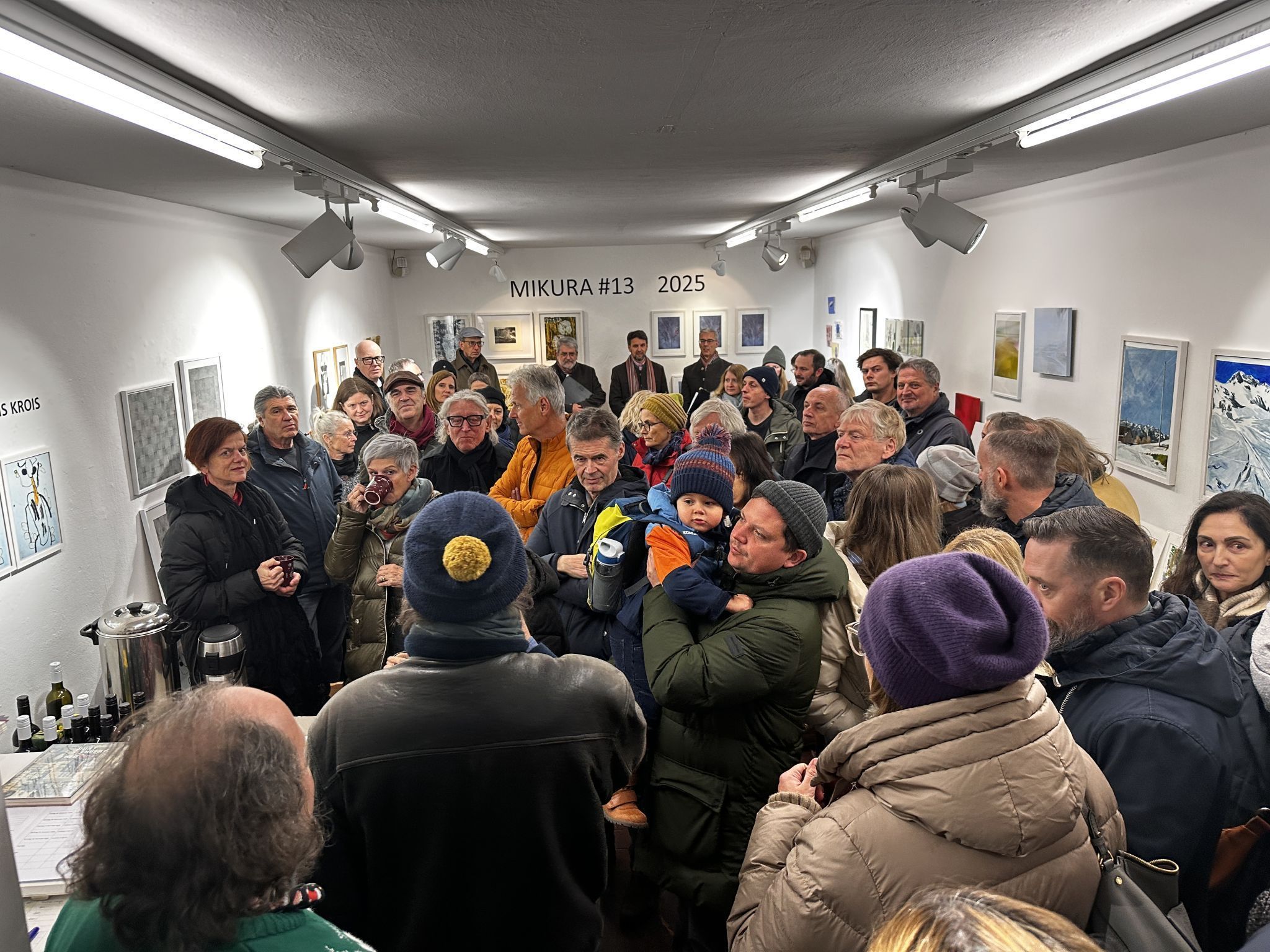Die Galerie bot kaum ausreichend Platz für die zahlreichen Kunstinteressierten