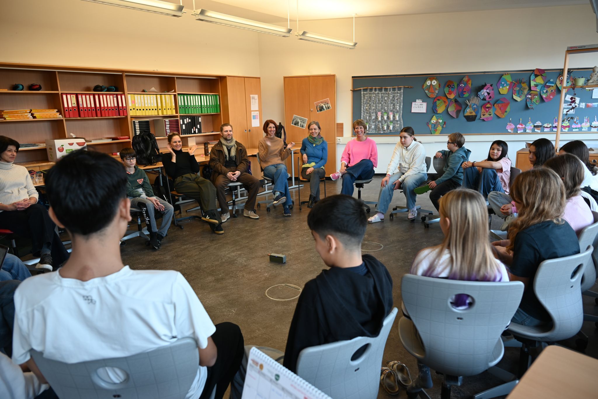 Alle gemeinsam lauschen am Freitag den fertigen Geschichten, die Gabi Hampson vom Tonstudio erhalten hat. 