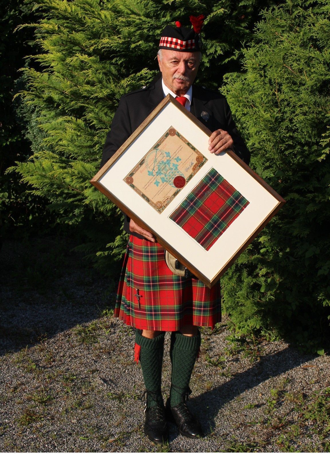 Authentizität wird bei den Leiblachtaler Schotten großgeschrieben: Stolz präsentiert Emil King die Urkunde, die die Aufnahme des Leiblachtaler Tartans (geschütztes Webmuster) in das seit 1815 geführte schottische Register bestätigt.