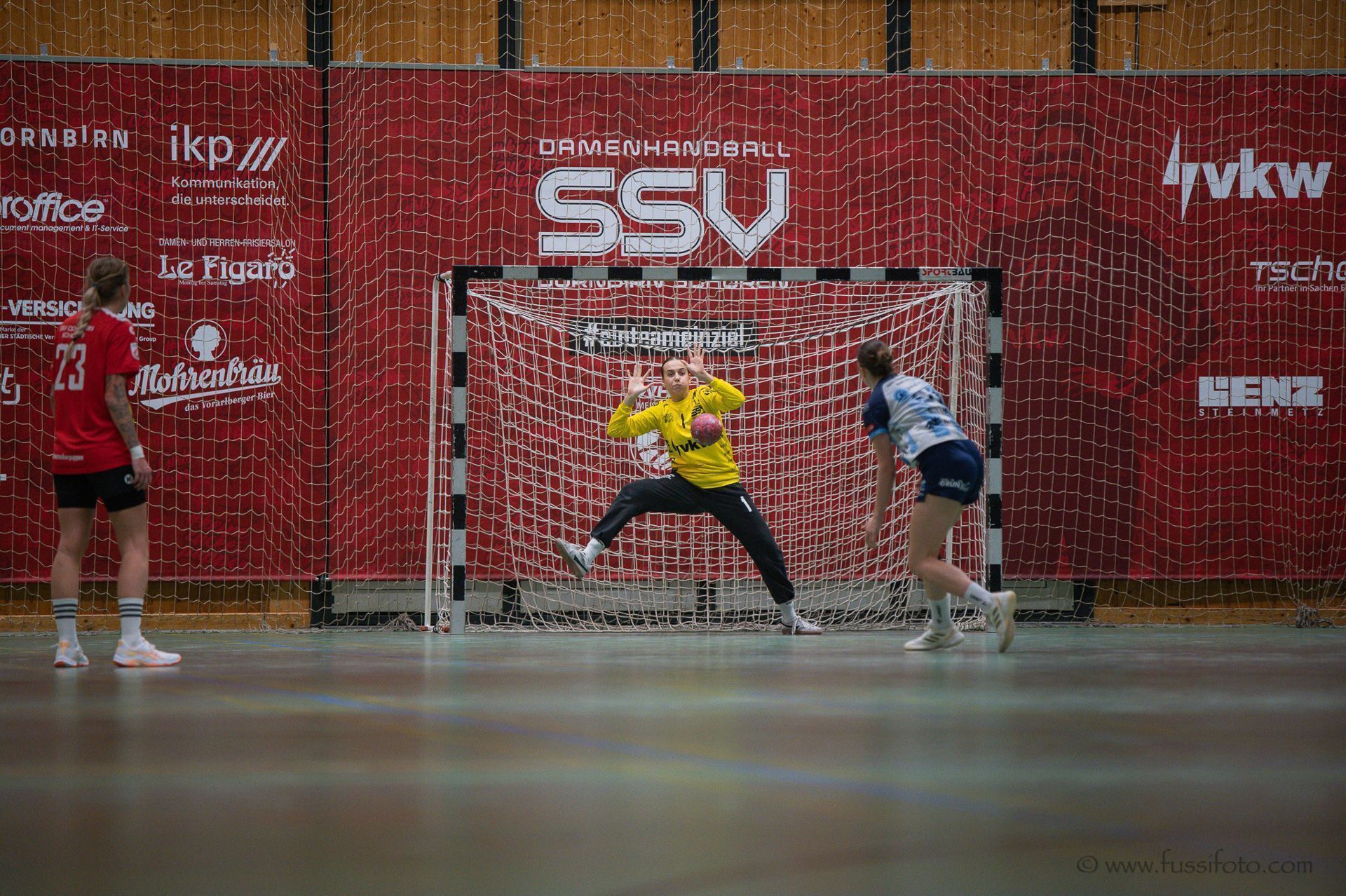 Im Tor fühlt sie sich wohl: Die 18-jährige Alissa Sonnleithner. (Fussifoto)