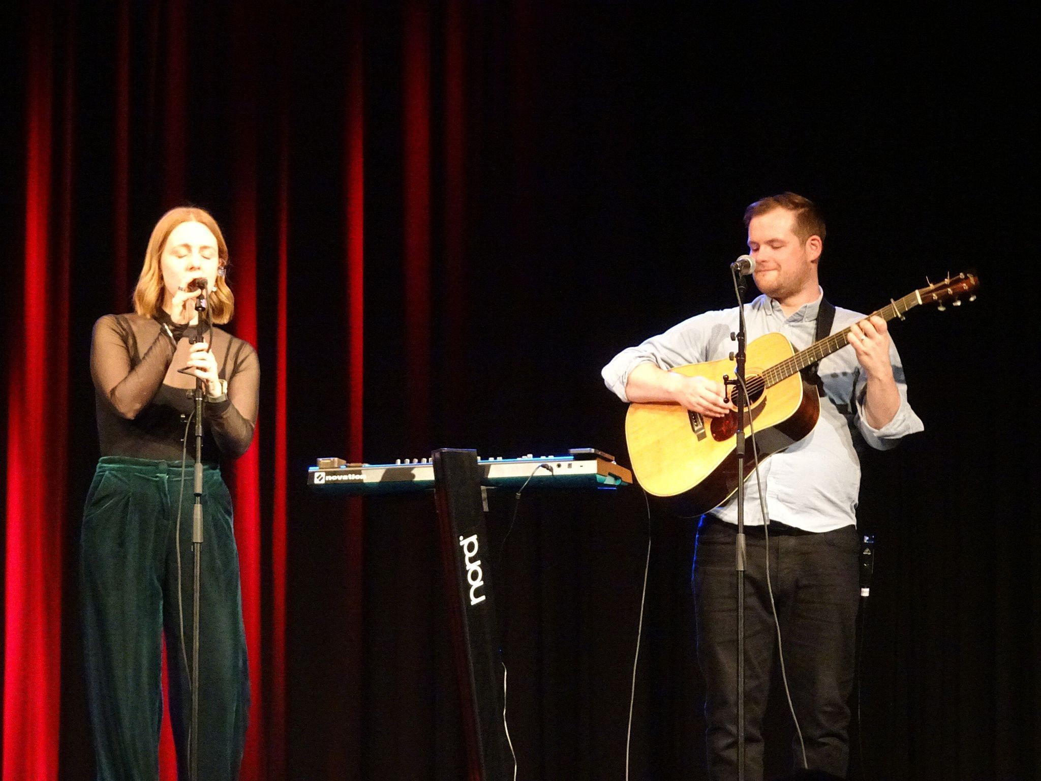 Stimme und Instrumente verschmolzen harmonisch.