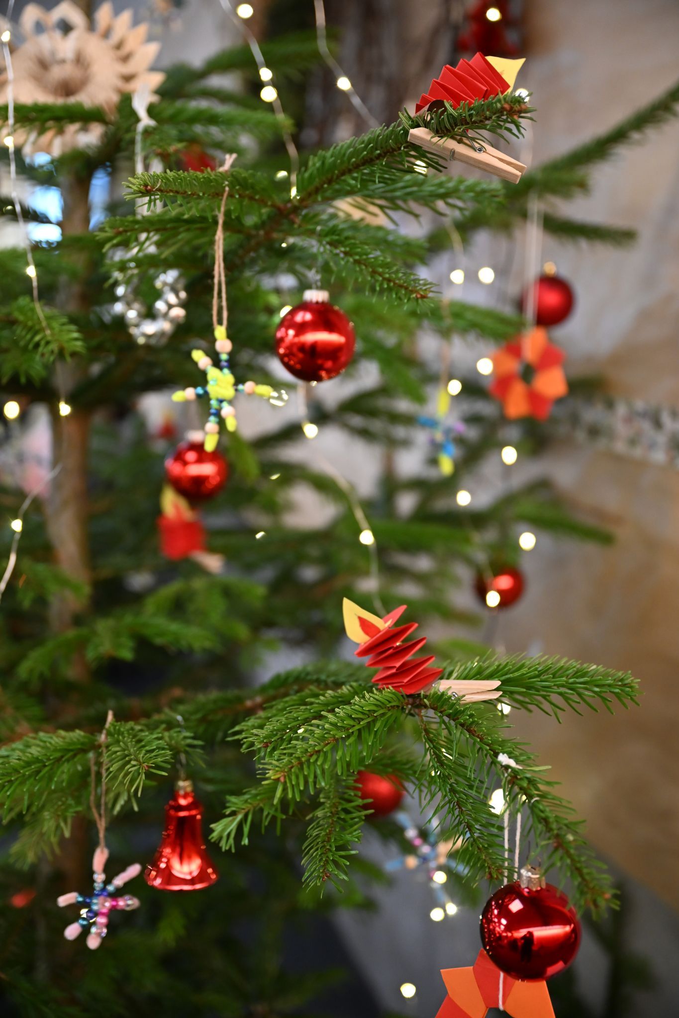Kindergartenkinder haben die Weihnachtsbäume im Heim geschmückt.