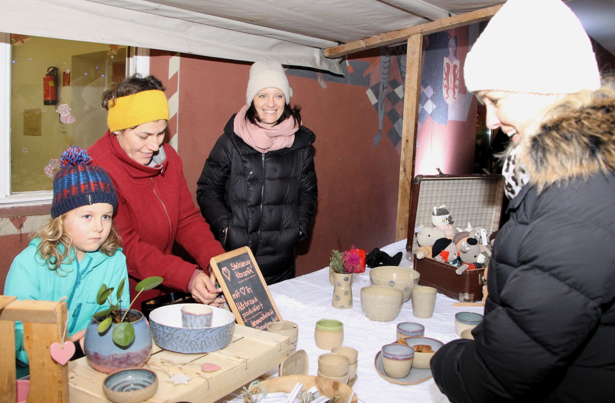 Neben der geselligen Note nutzten die Gäste die Möglichkeit zum Einkauf bei vorweihnachtlicher Atmosphäre.