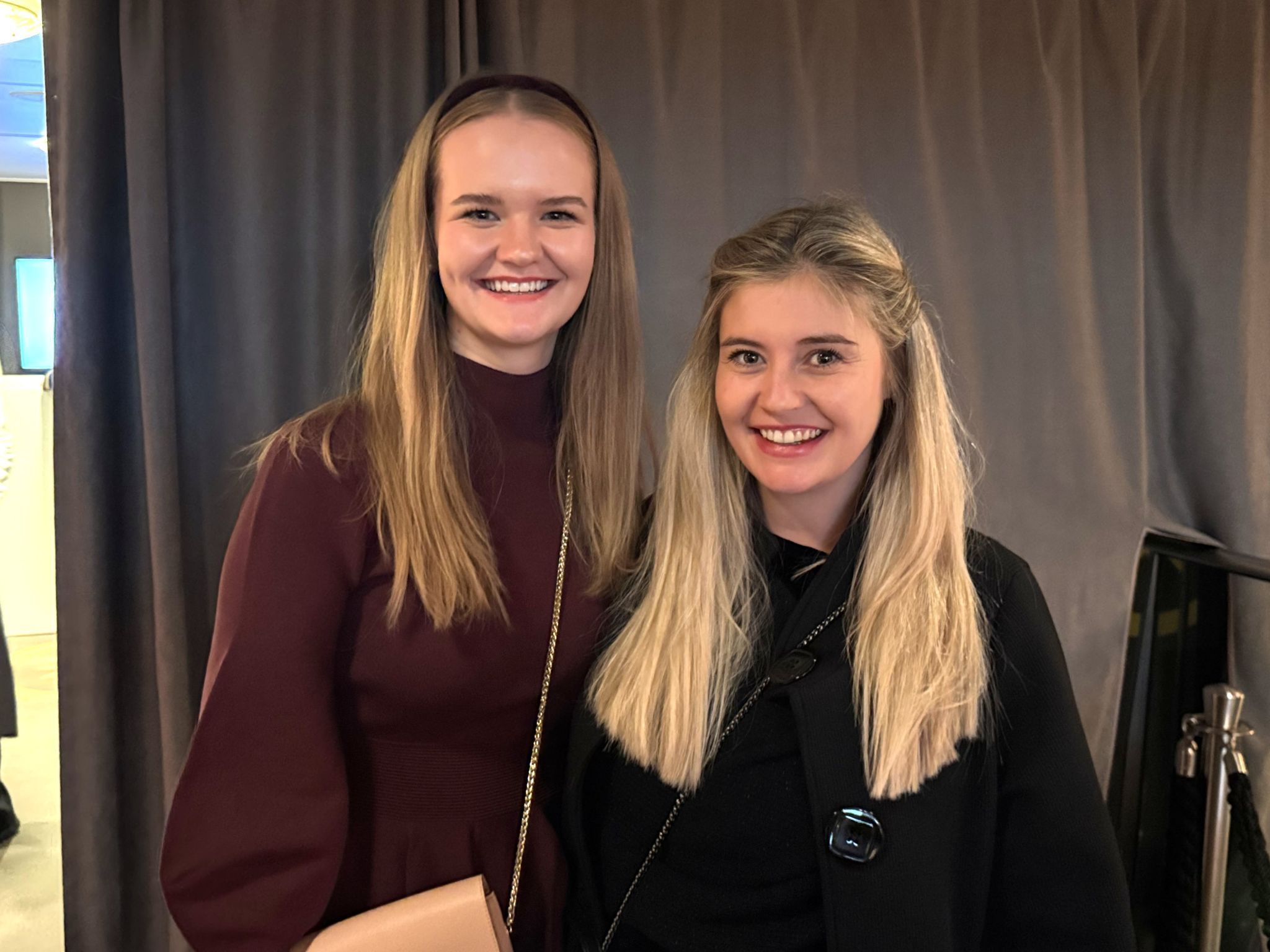 In Partystimmung: Tatjana Rupp und Alexandra Faisst.