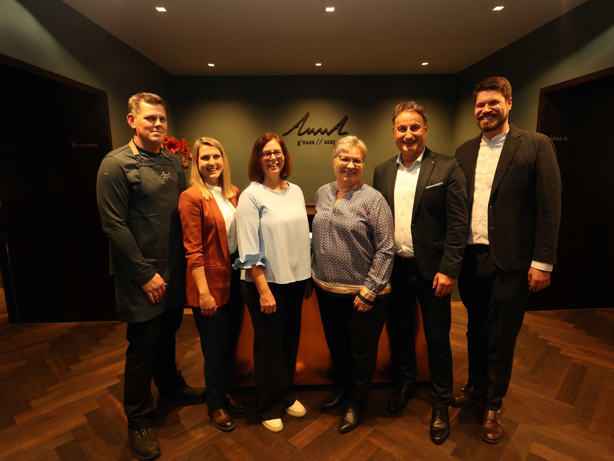 Küchenchef Renè Bürger, operative Leiterin Vivienne Pfanner, Bgm. Katharina Wöß-Krall, Thomas Pachole und Bosse Danielsen.Irmgard Huber,